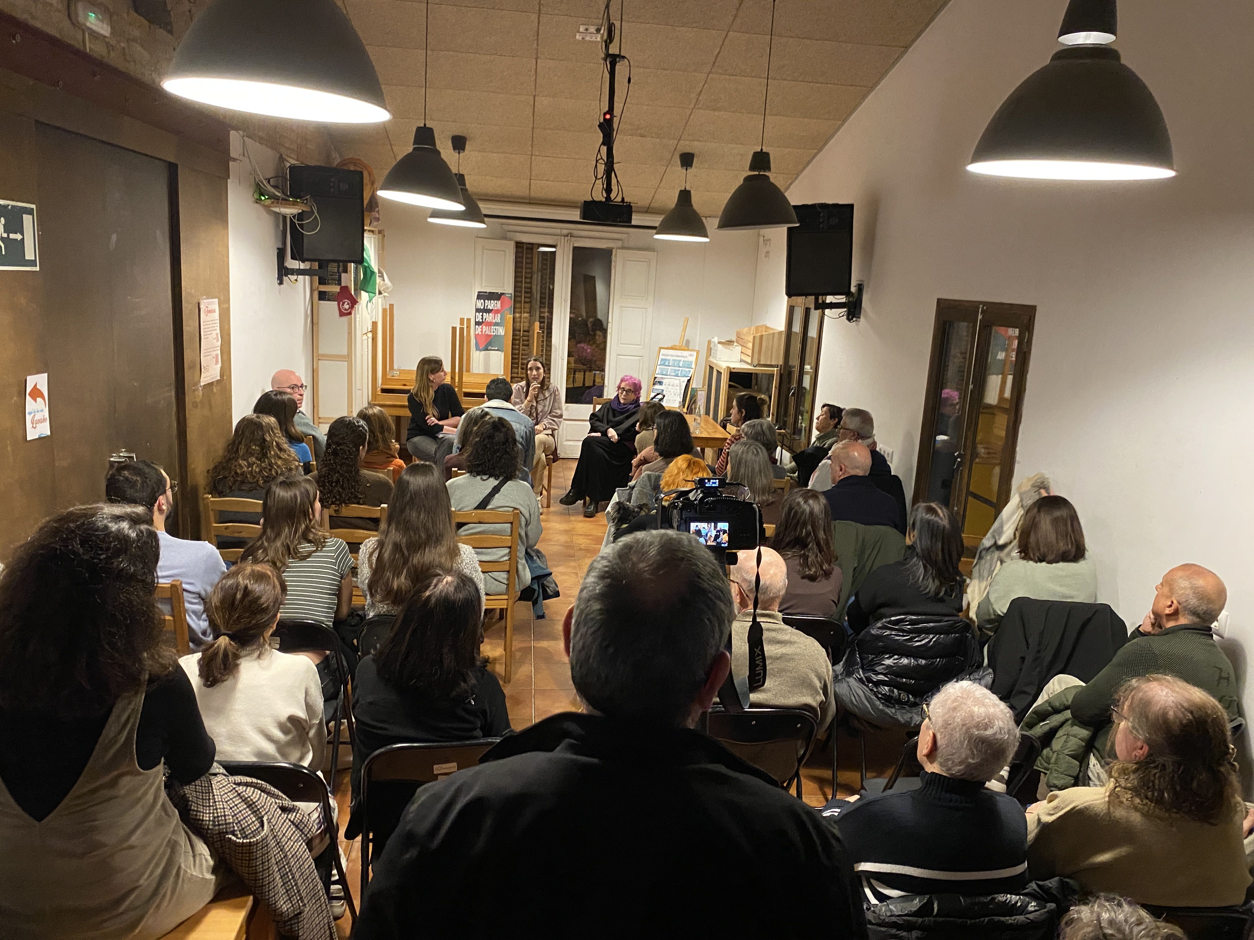 La sala de Cal Temerari es va omplir de gom a gom durant la presentació del llibre. FOTO: Juan Antonio Hidalgo