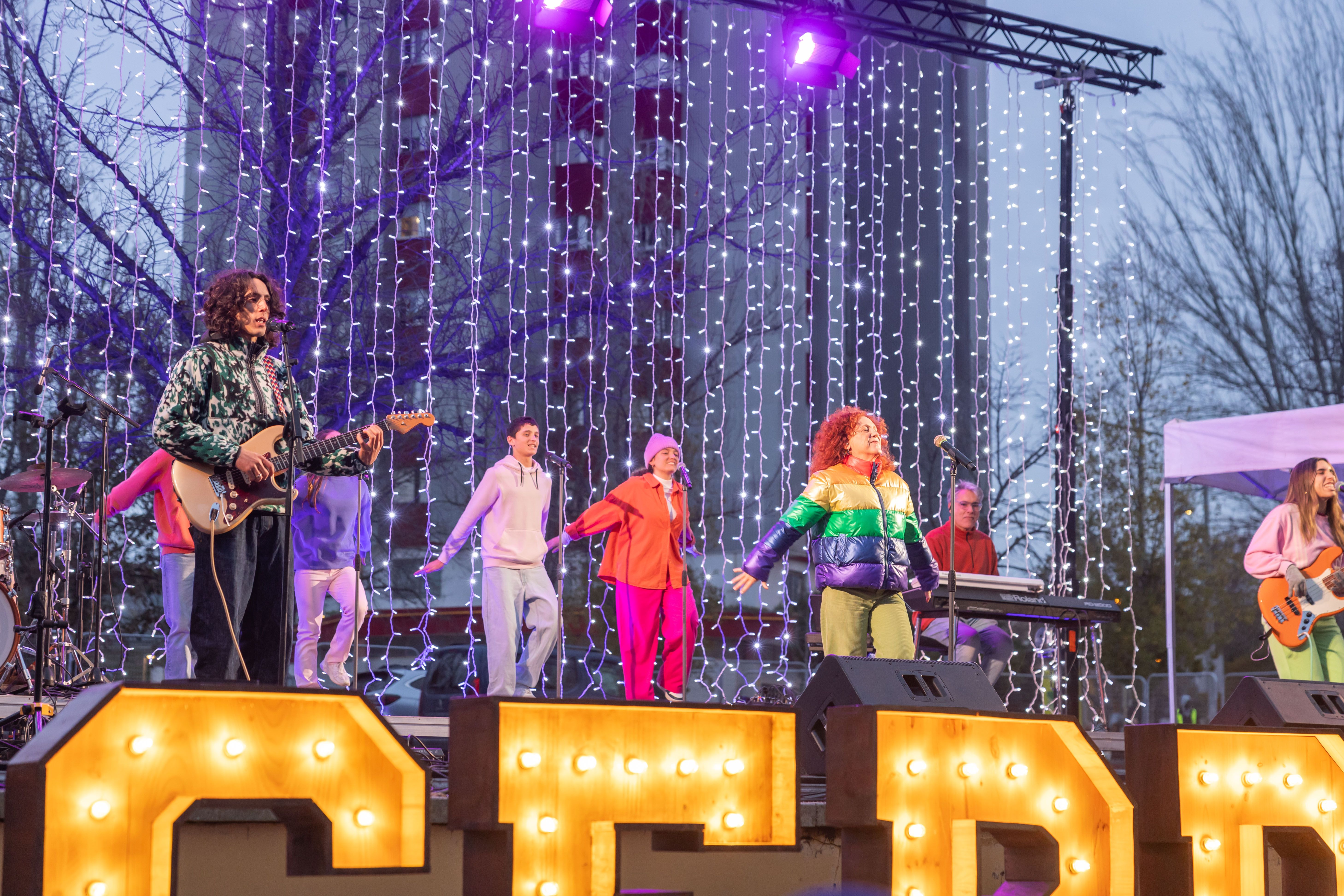 Dàmaris Gelabert i la Grow Up Singing Band animen l’espera reial (Arnau Padilla)