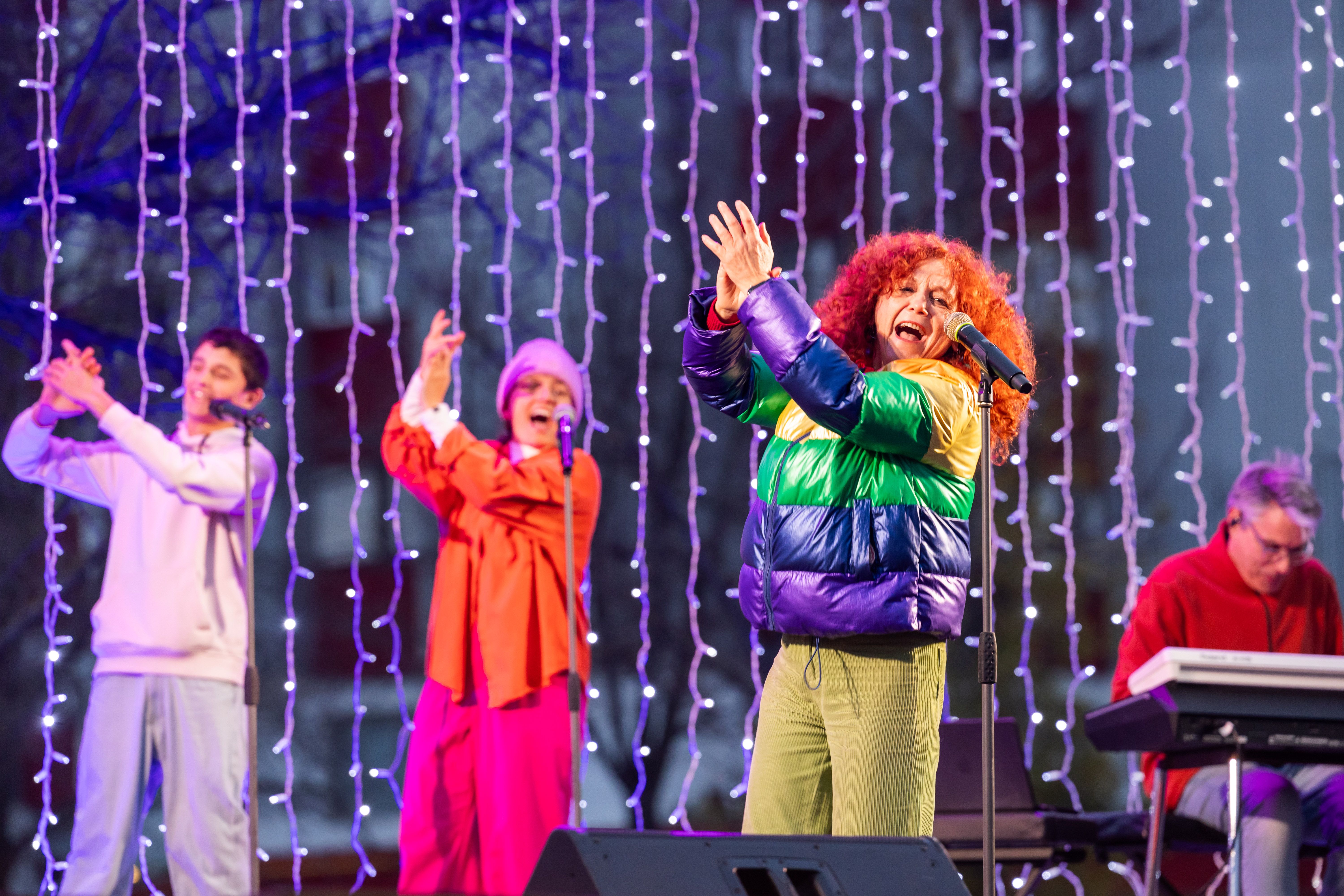 Dàmaris Gelabert i la Grow Up Singing Band animen l’espera reial (Arnau Padilla)