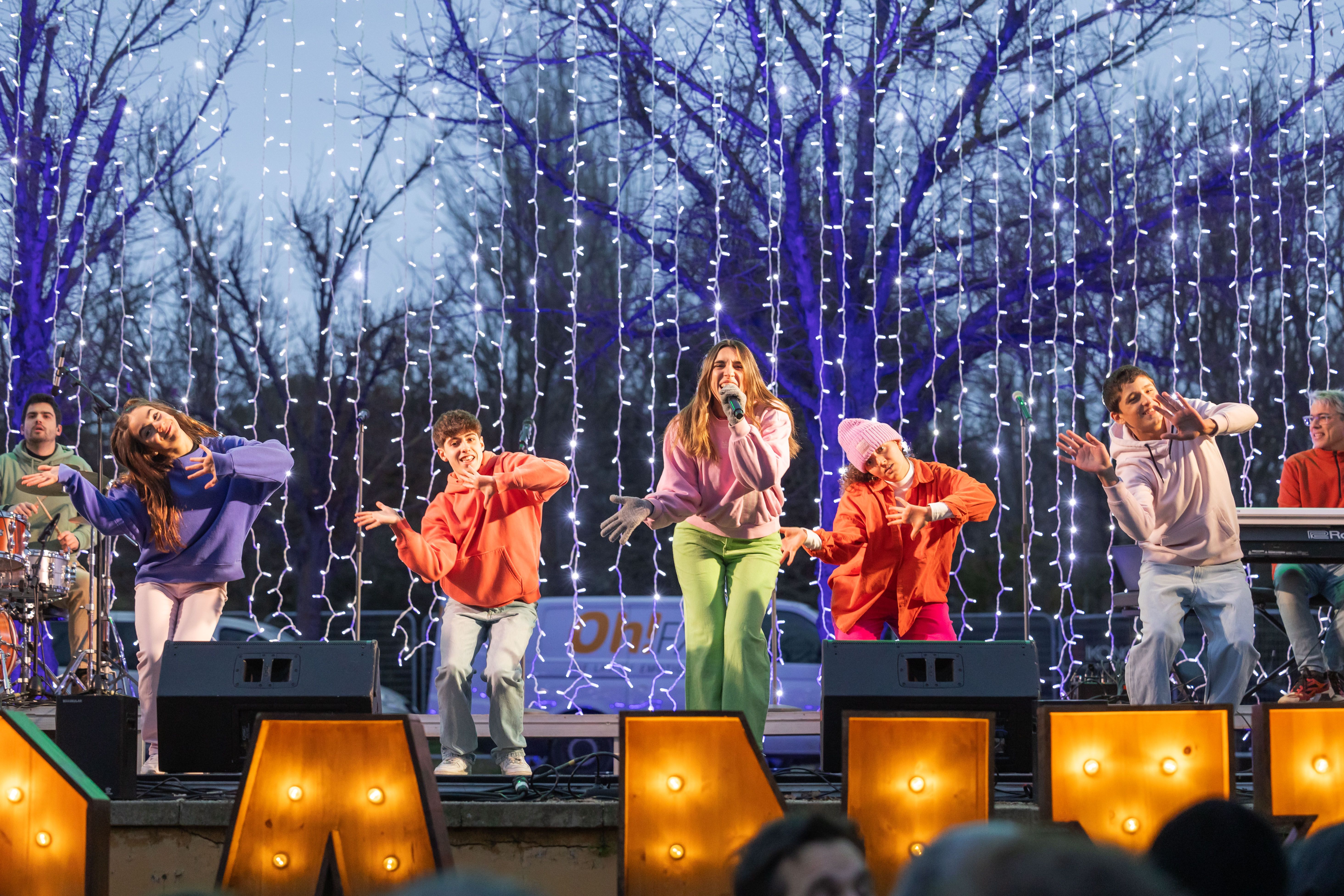 Dàmaris Gelabert i la Grow Up Singing Band animen l’espera reial (Arnau Padilla)