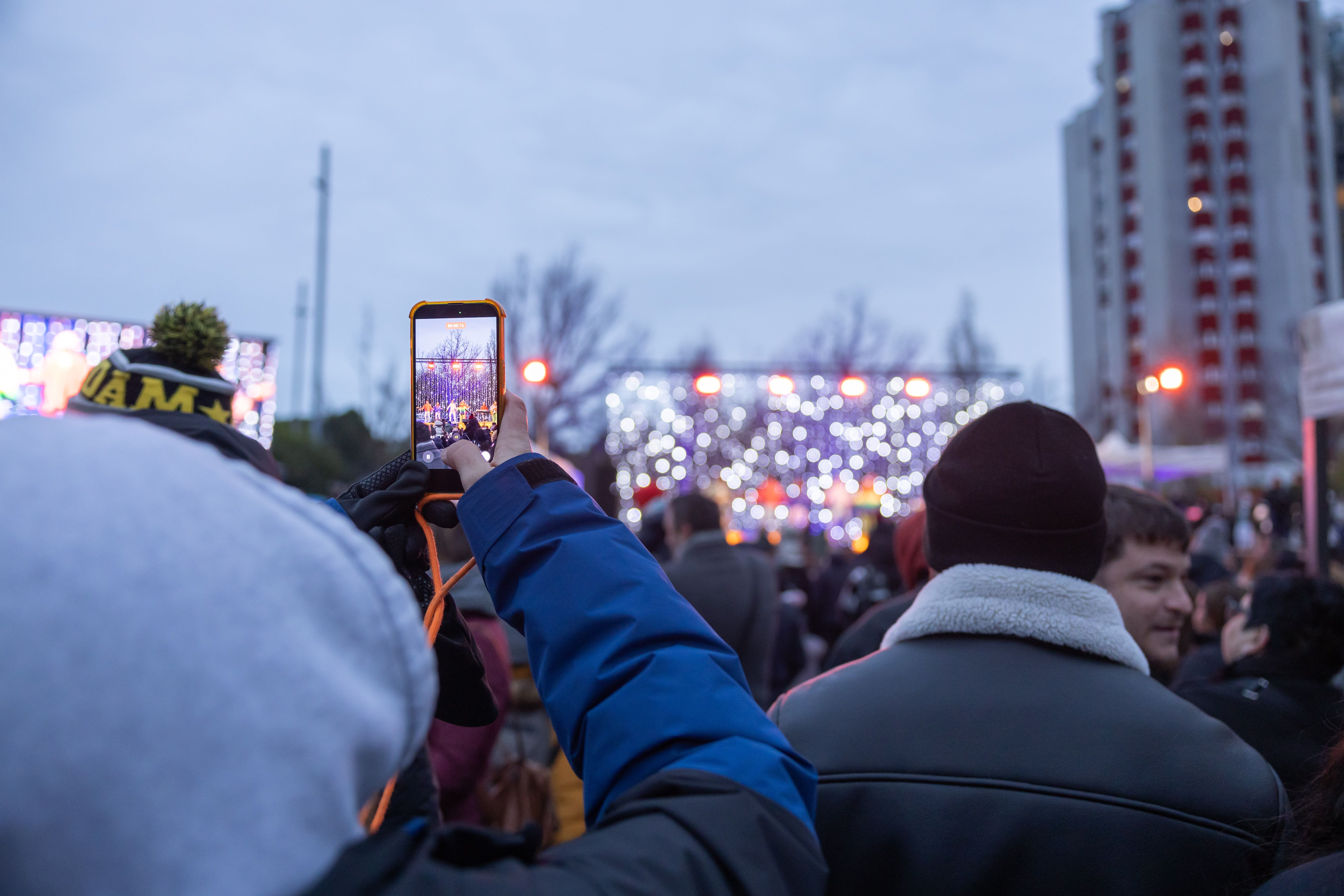 Famílies esperant l’arribada dels Reis al Parc del Turonet (Arnau Padilla)