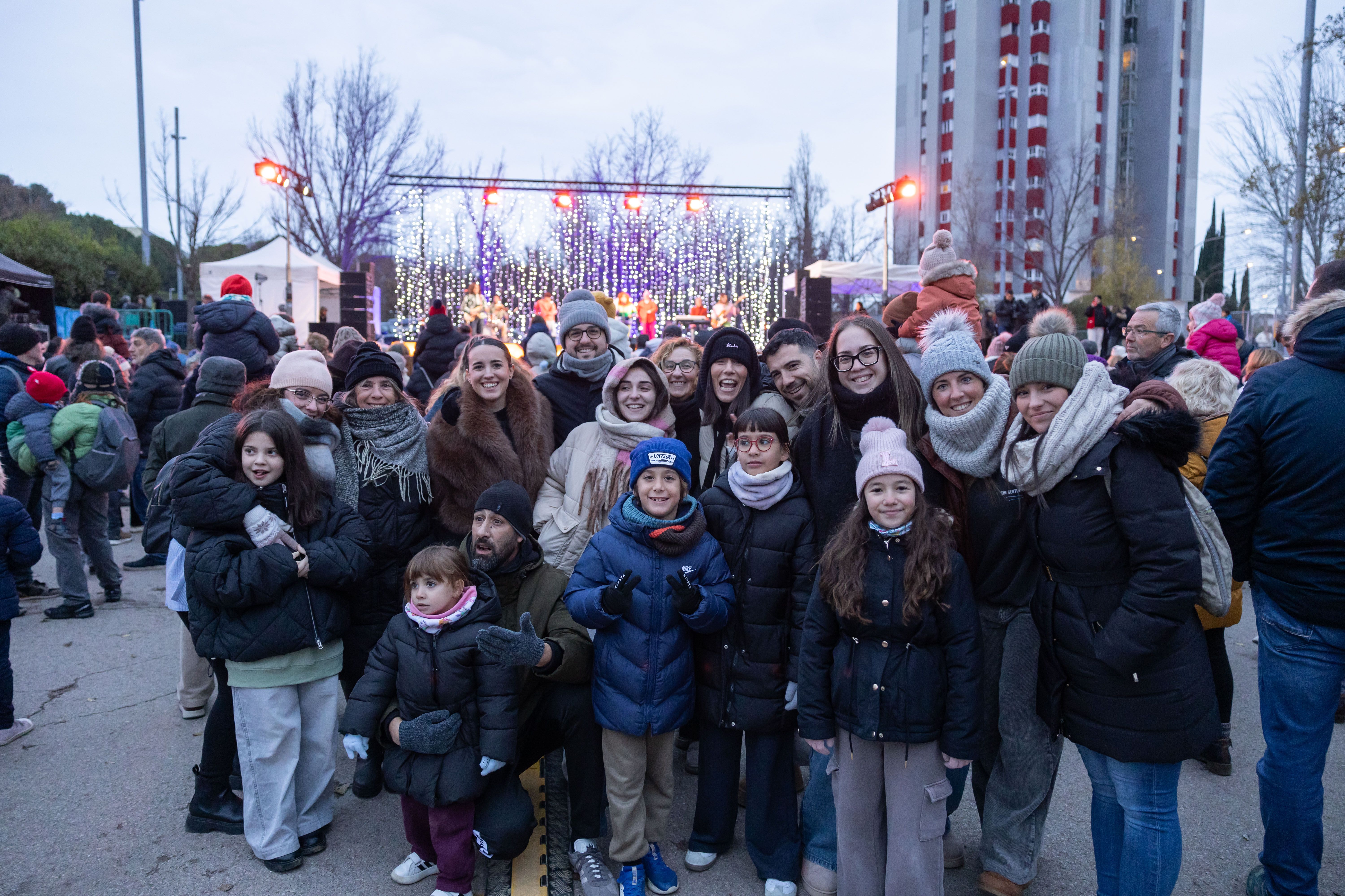Famílies esperant l’arribada dels Reis al Parc del Turonet (Arnau Padilla)