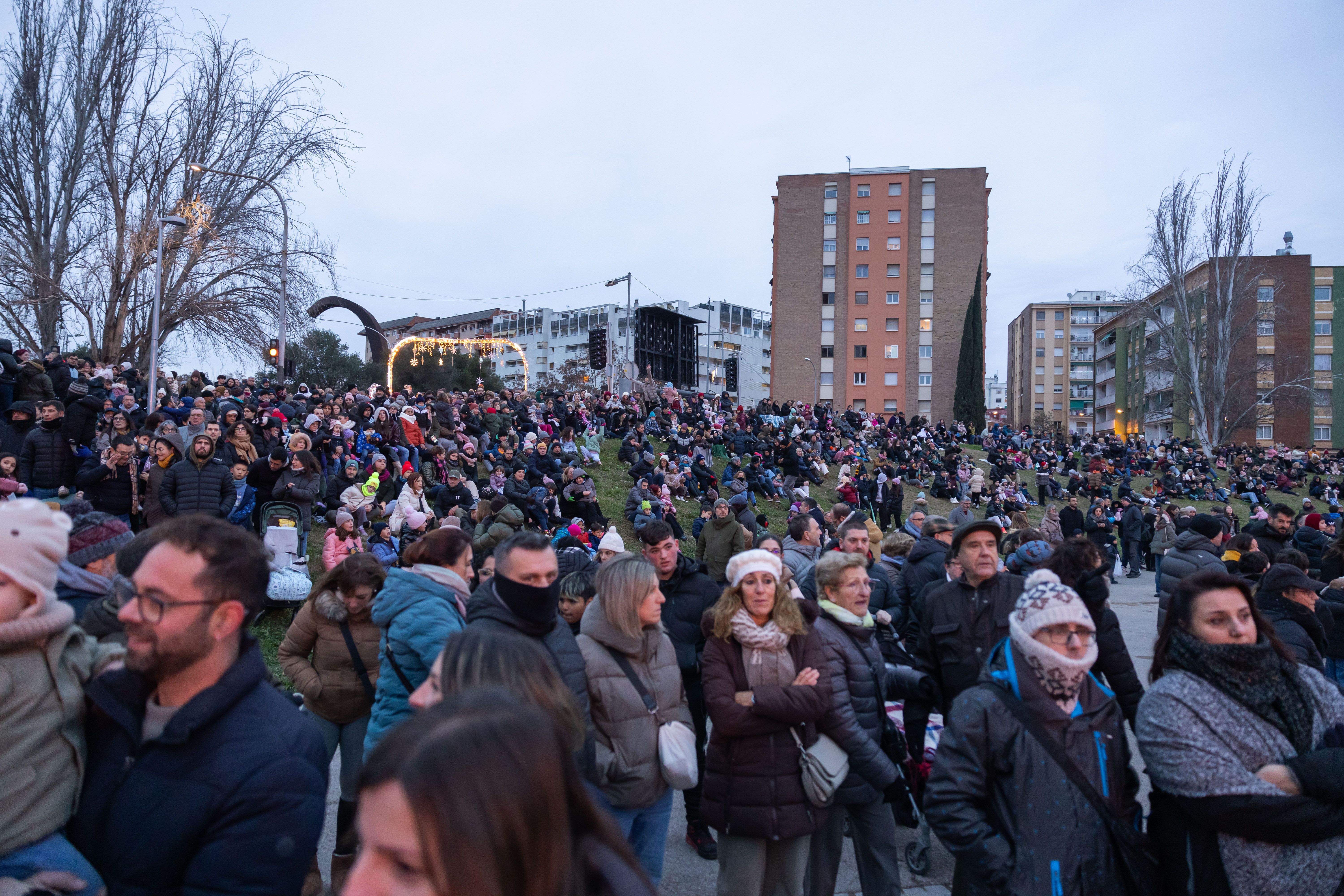Famílies esperant l’arribada dels Reis al Parc del Turonet (Arnau Padilla)