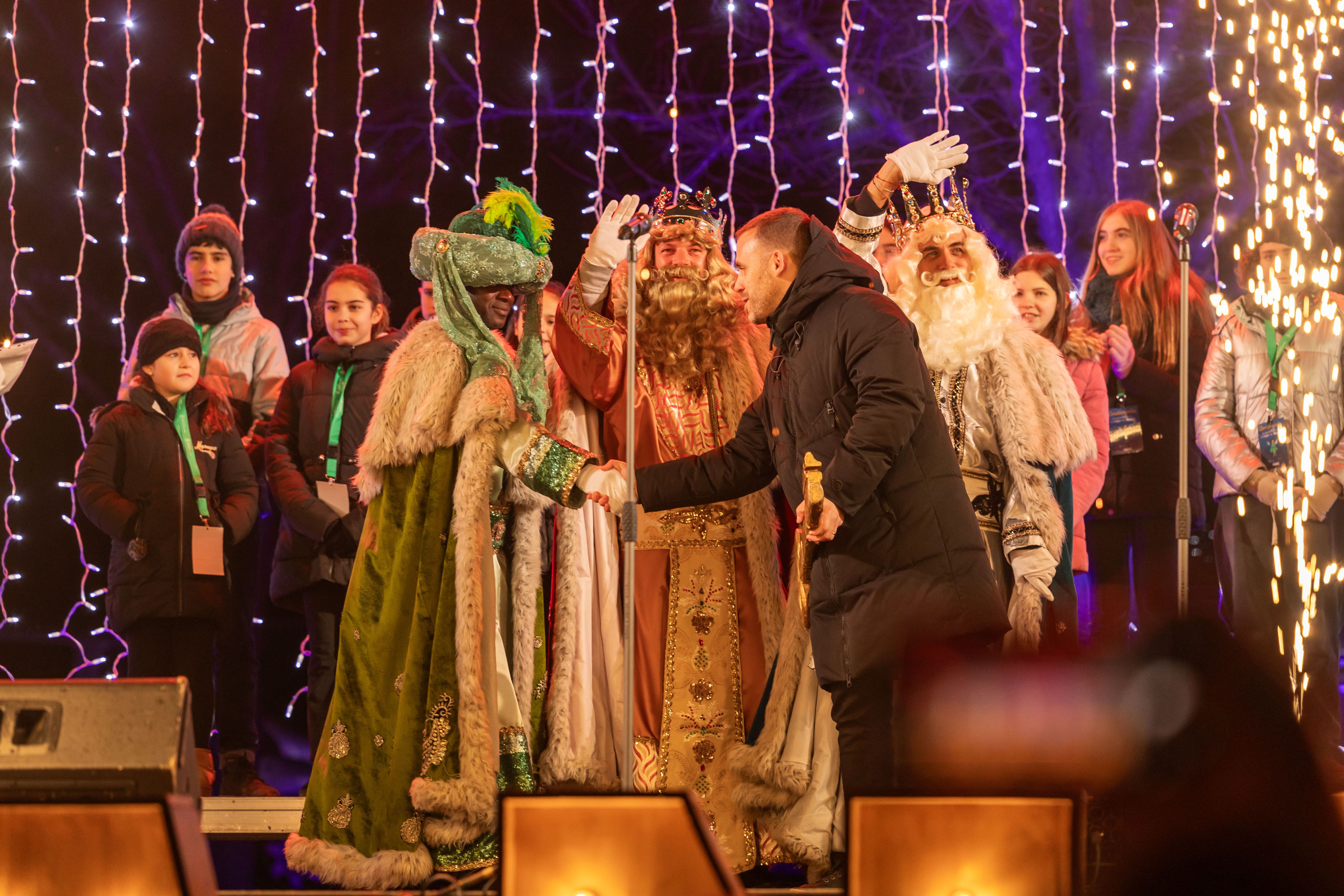 L'alcalde Carlos Cordón, encarregat de lliurar-los la clau als Reis, saludant-los. FOTO: Arnau Padilla.