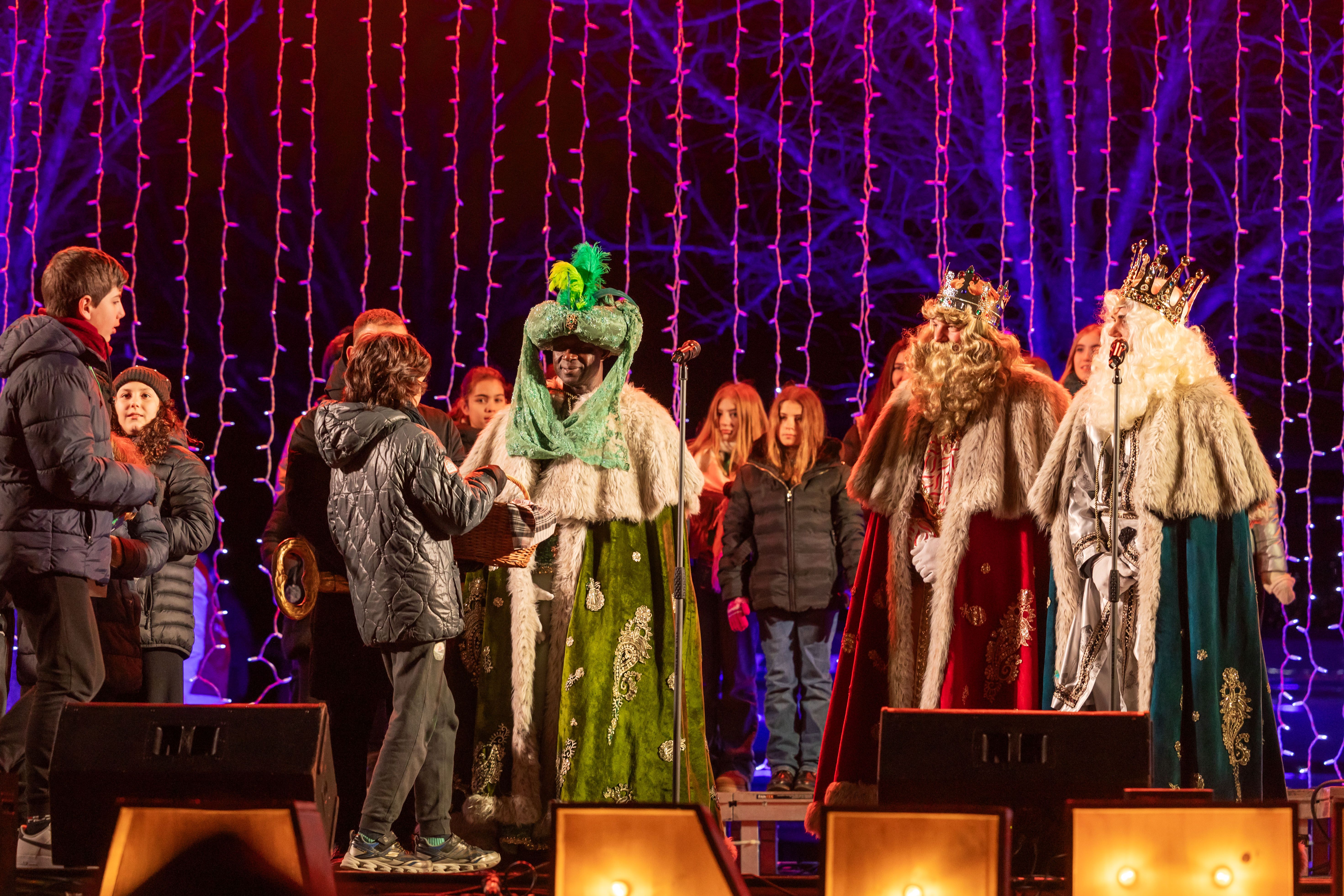 Els infants del Consell d'Infants lliuren obsequis als Reis.  FOTO: Arnau Padilla