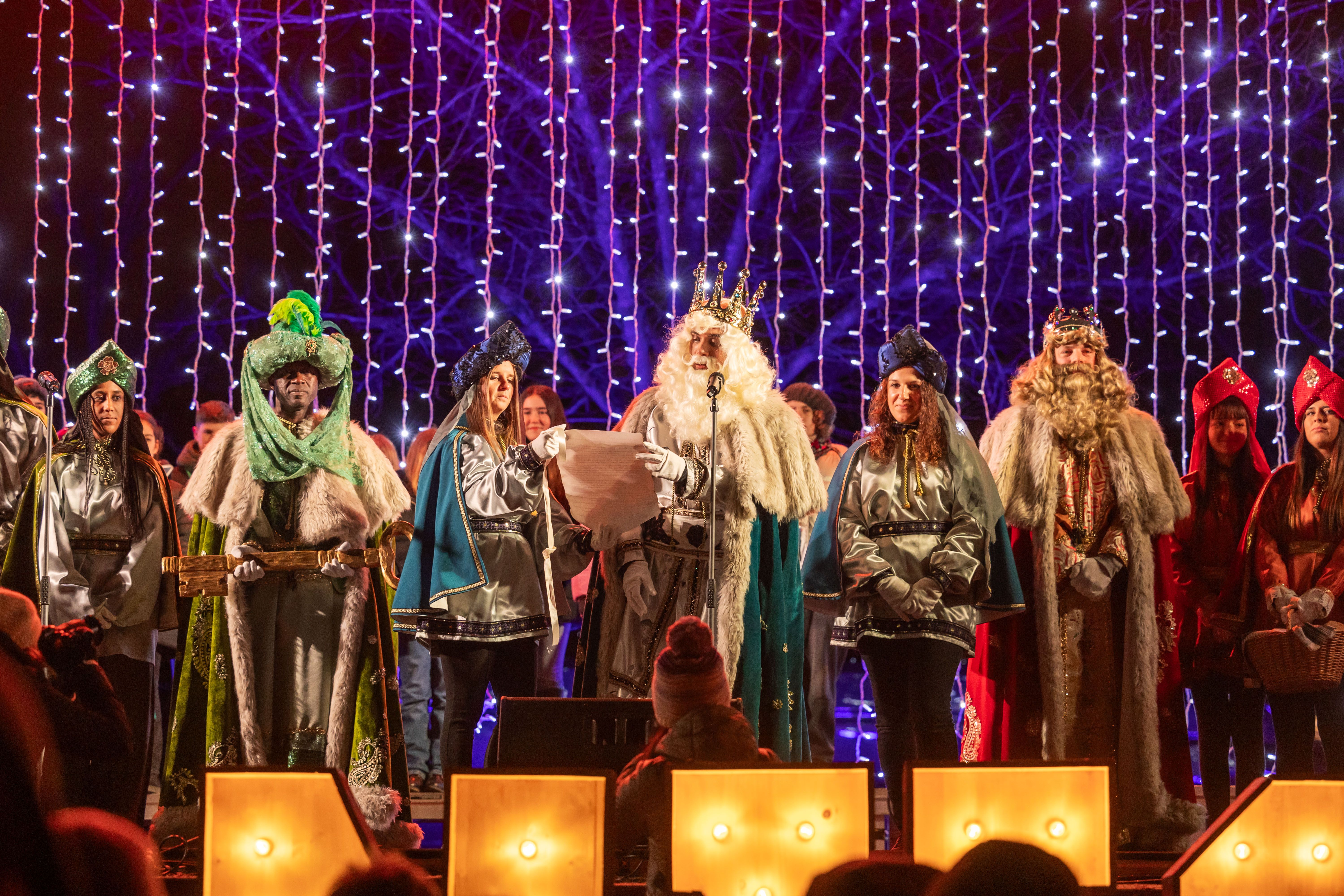 Gaspar, Baltasar i Melcior, s'adrecen al veïnat de Cerdanyola. FOTO: Arnau Padilla