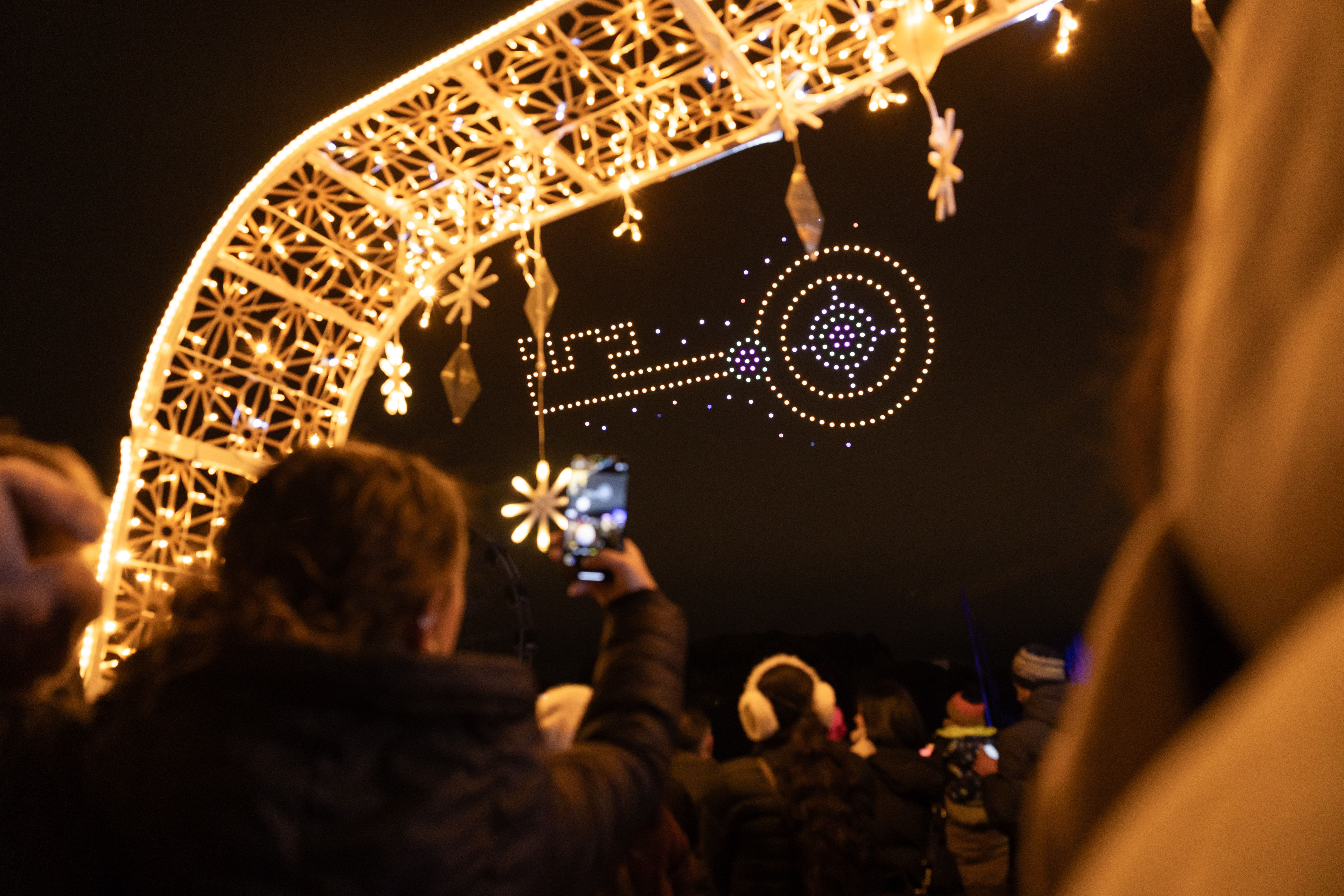 Els drons il·luminen el Parc del Turonet en la nit més màgica de l’any (Arnau Padilla)