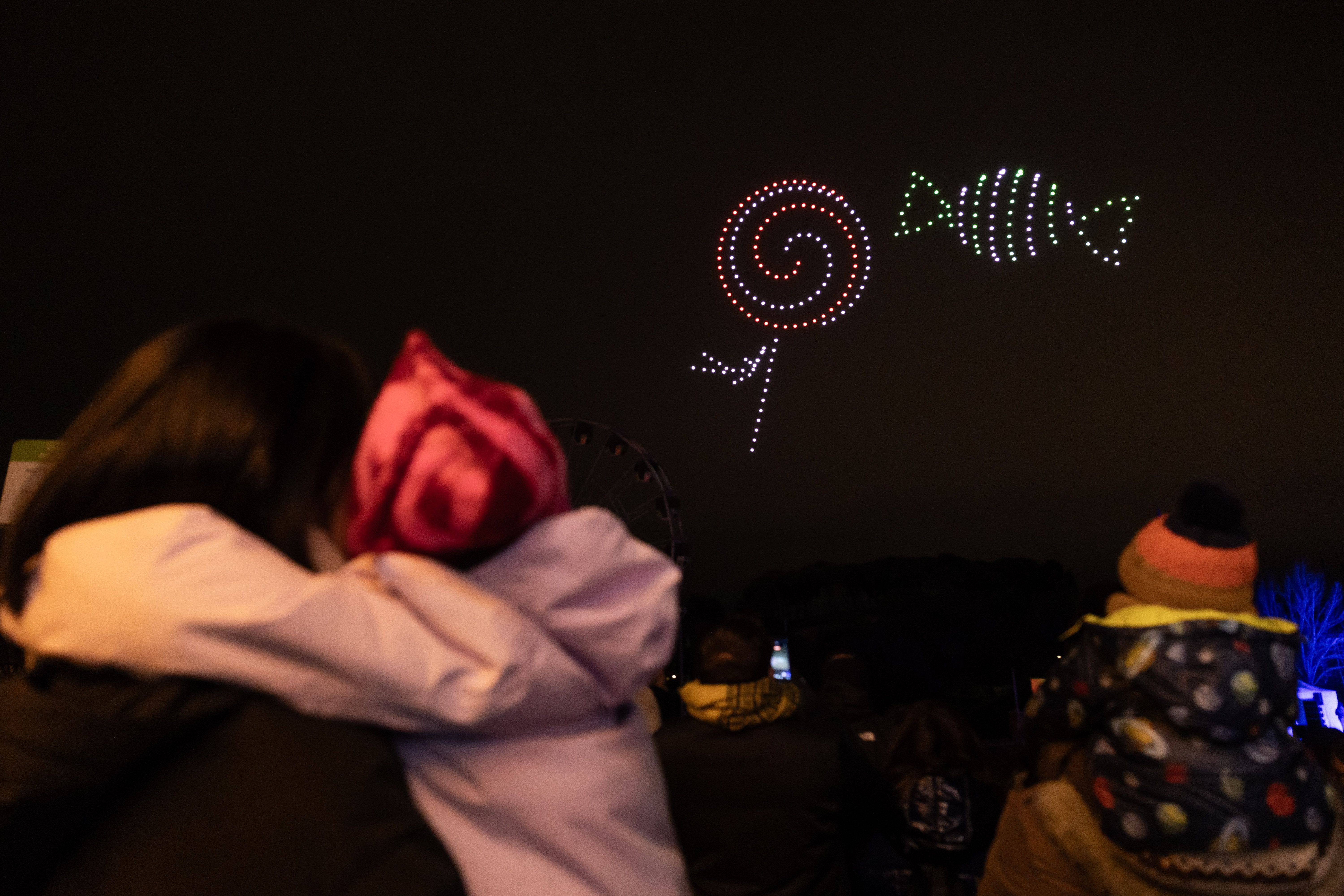 Els drons il·luminen el Parc del Turonet en la nit més màgica de l’any (Arnau Padilla)