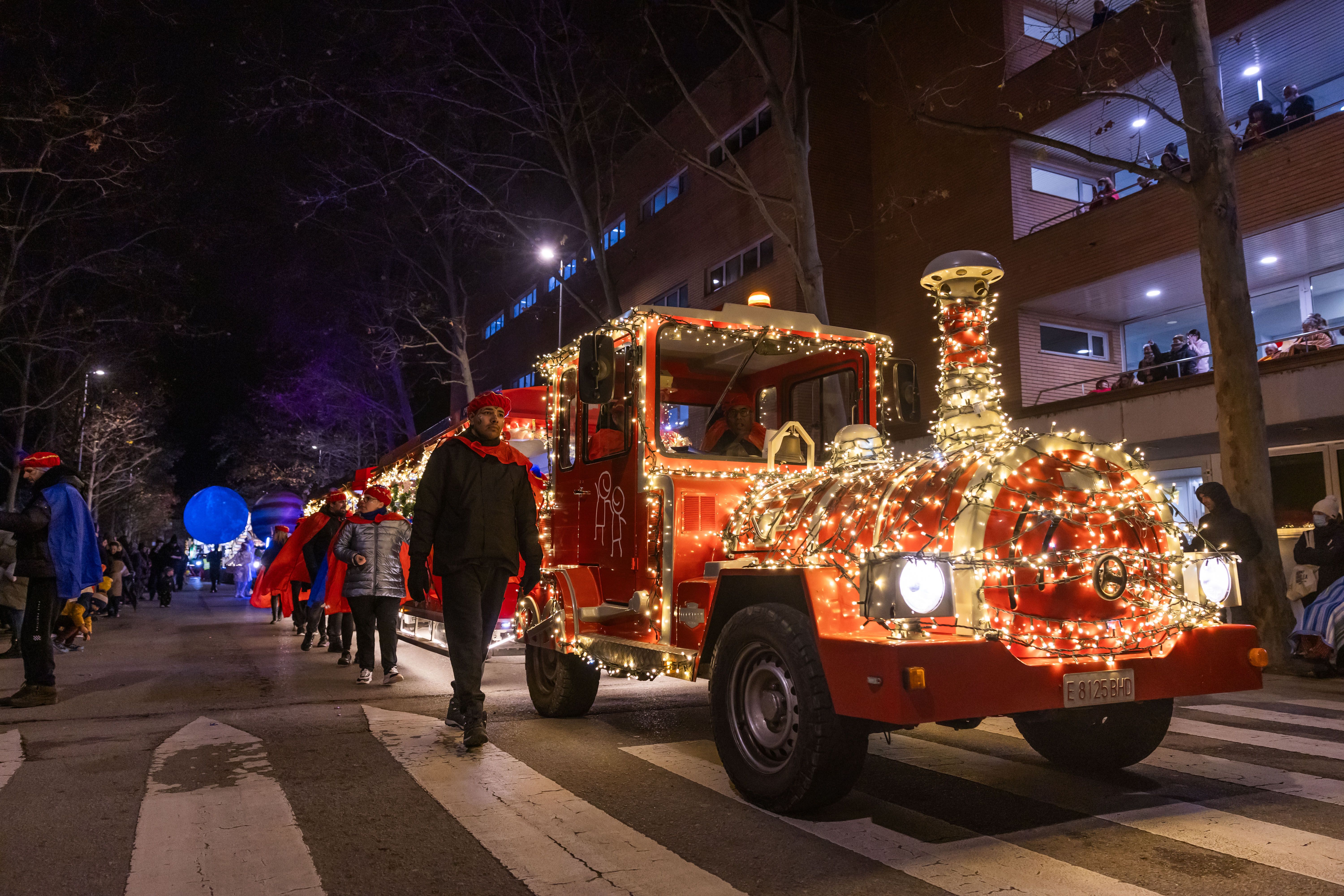 El trenet desfila a la comitiva reial, plena de personatges (Arnau Padilla)