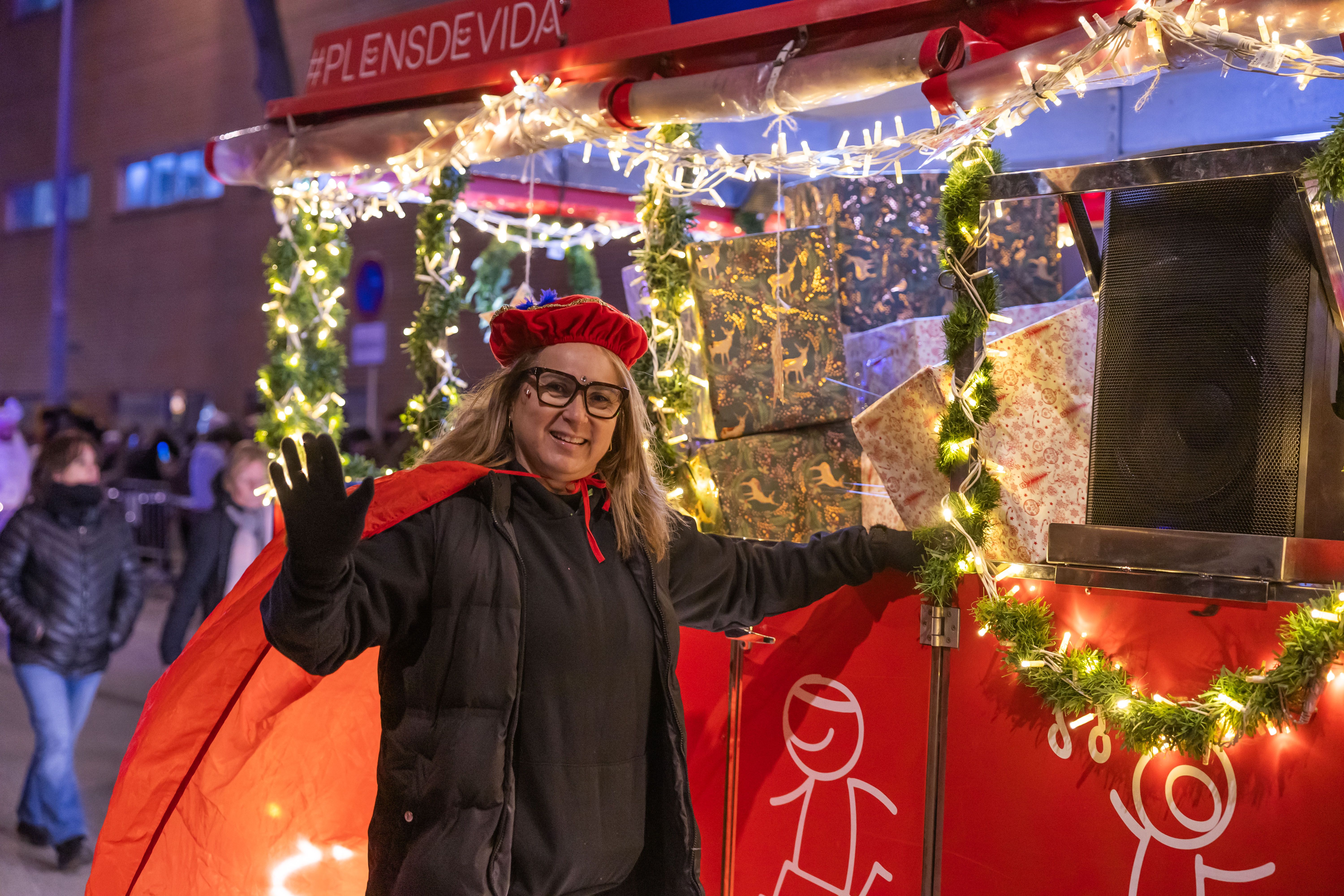 El trenet desfila a la comitiva reial, plena de personatges (Arnau Padilla)