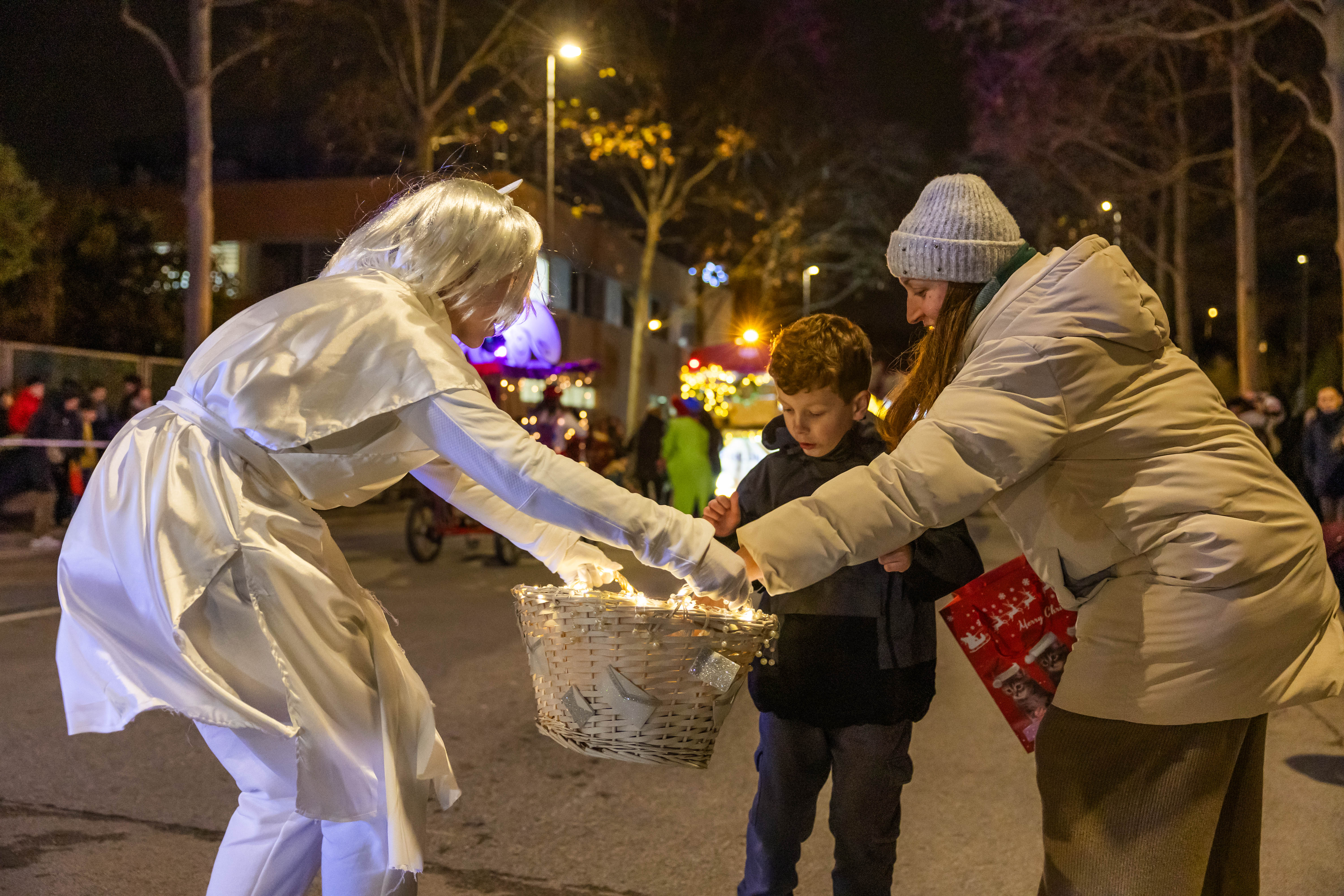 Un infant lliura la carta als Reis, la desfilada incloia una bústia mòbil (Arnau Padilla)