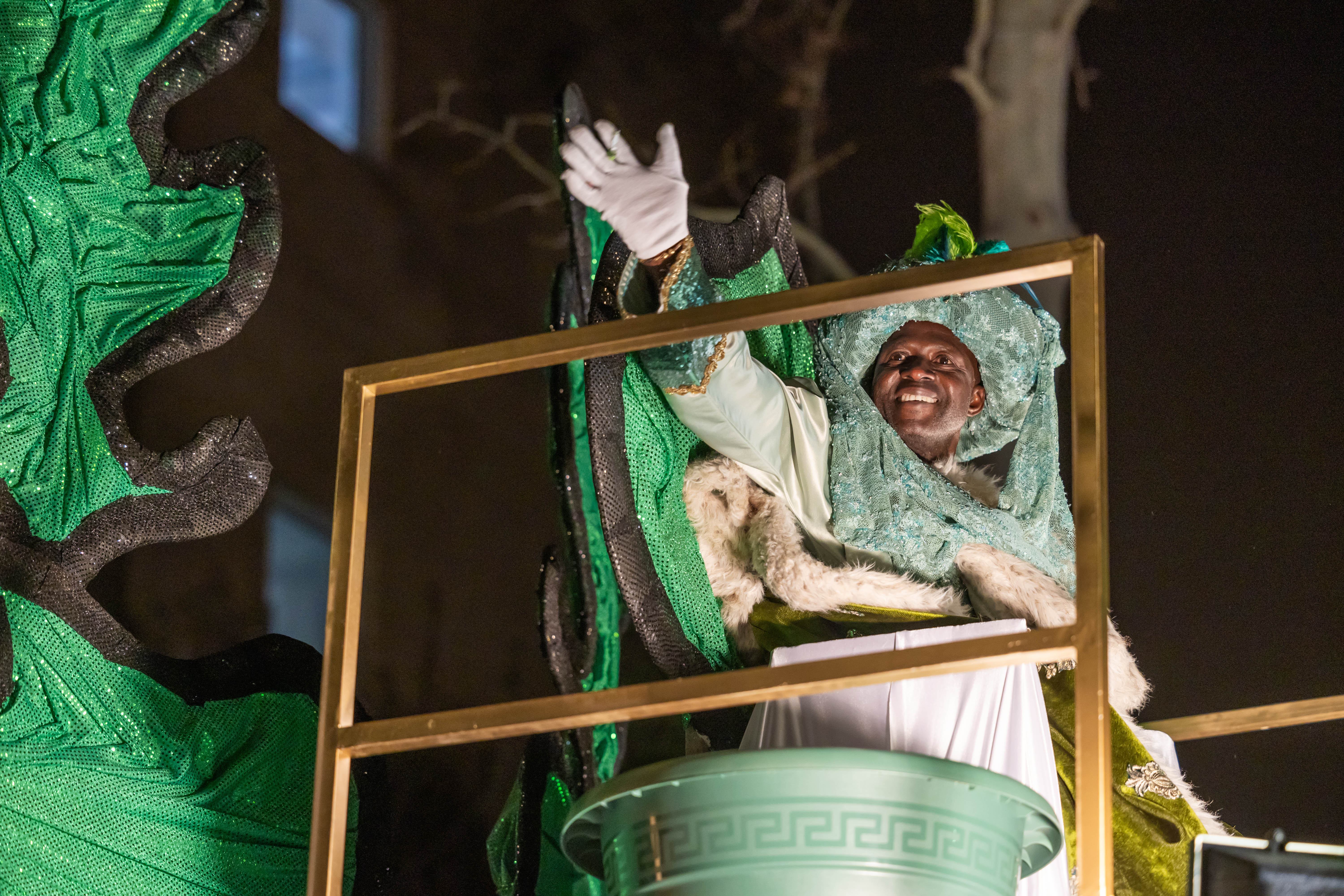 El rei Baltasar saluda des de la carrossa durant la cavalcada (Arnau Padilla)481