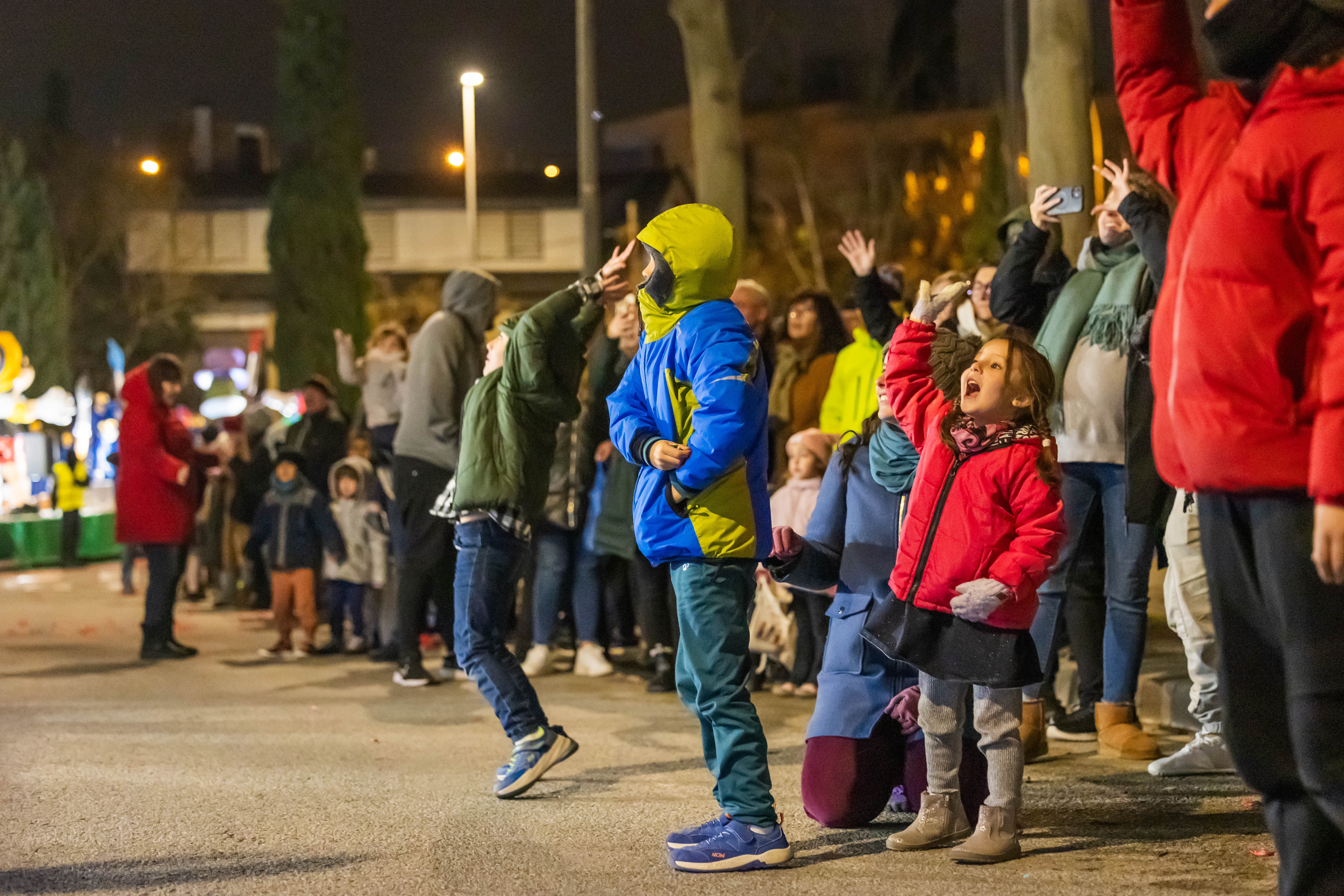 Un grup d’infants espera l’arribada dels Reis Mags amb il·lusió (Arnau Padilla)