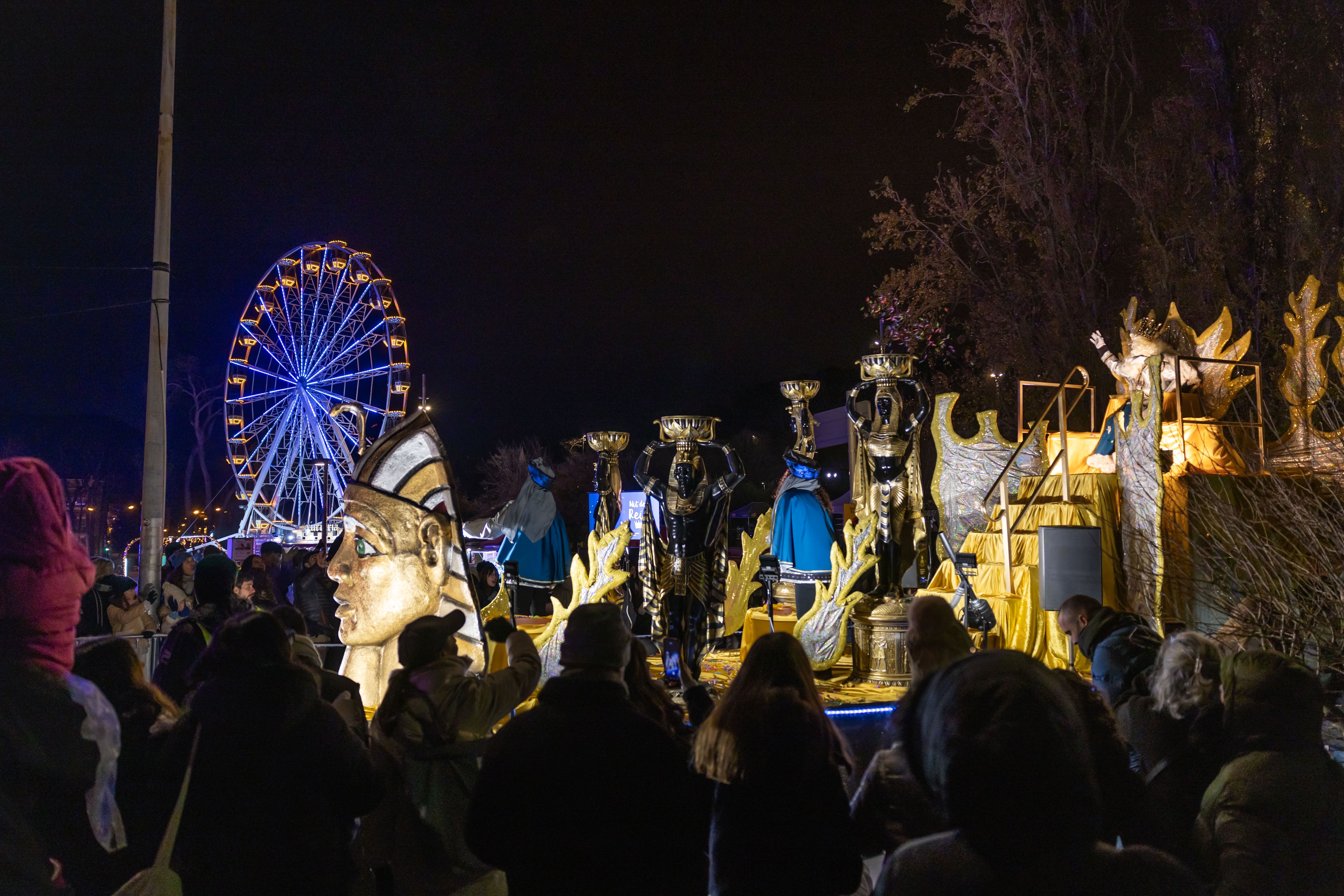 Imatge de la cavalcada dels Reis Mags, seguida per milers de persones als carrers de Cerdanyola. FOTO: Arnau Padilla.