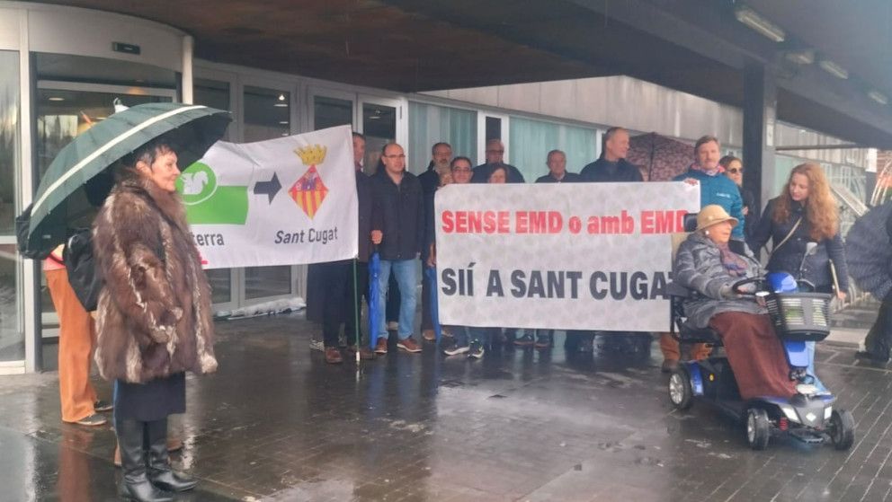 Una vintena de veïns es van concentrar a les portes de l'Ajuntament de Sant Cugat el 23 de desembre. FOTO:  Bellaterra és Sant Cugat