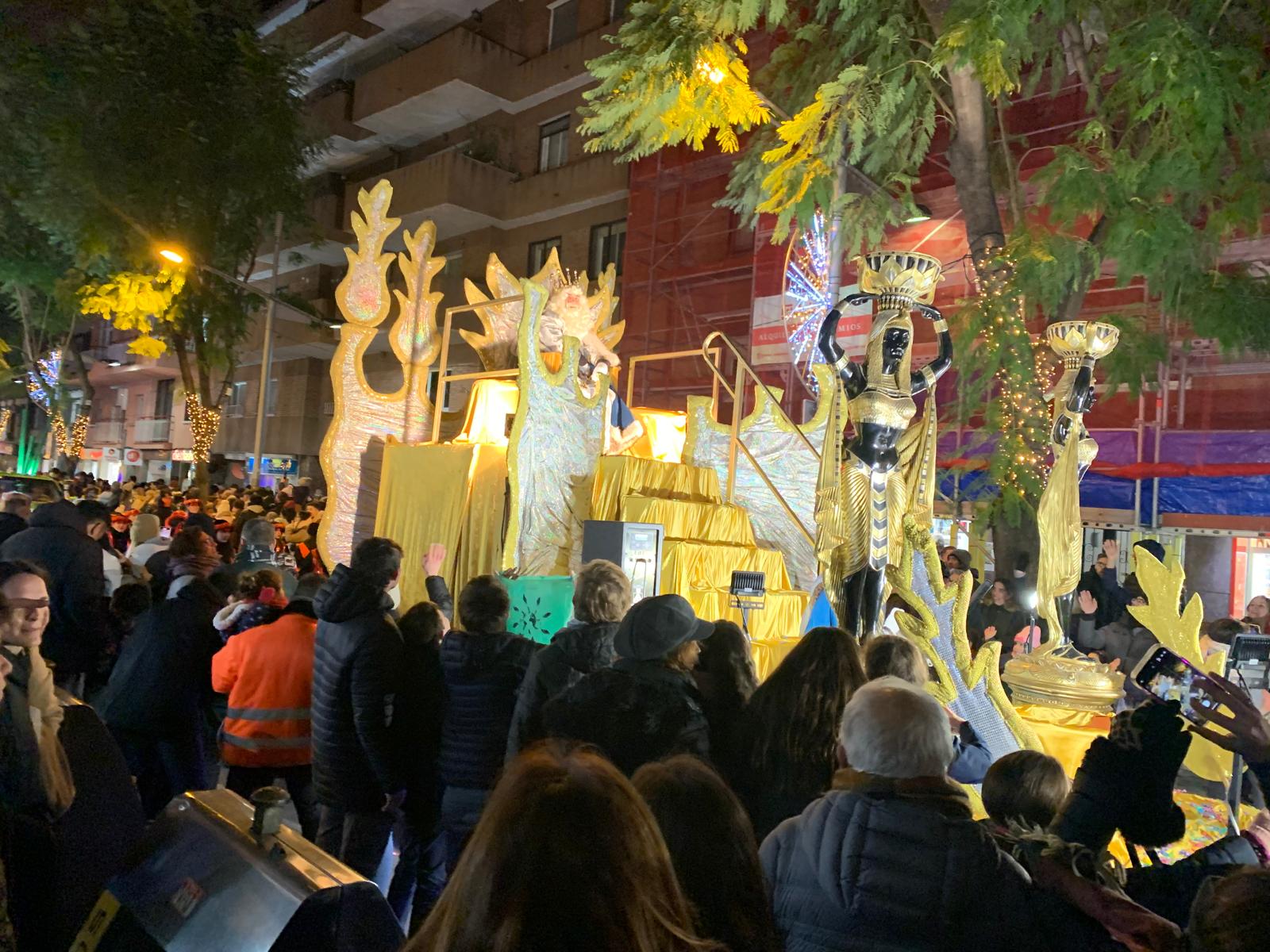 El pas de la carrossa del Rei Gaspar per l'avinguda de Catalunya. FOTO: Judit Josa