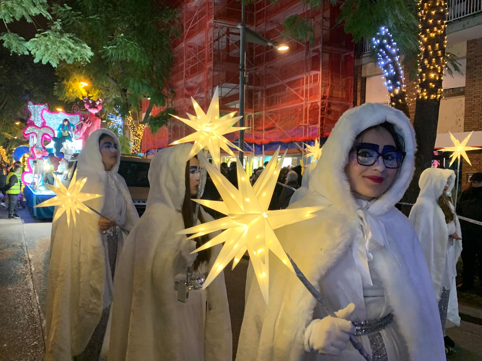 Personatges de llum, de l'imaginari infantil i del teatre en la comitiva reial. FOTO: Judit Josa