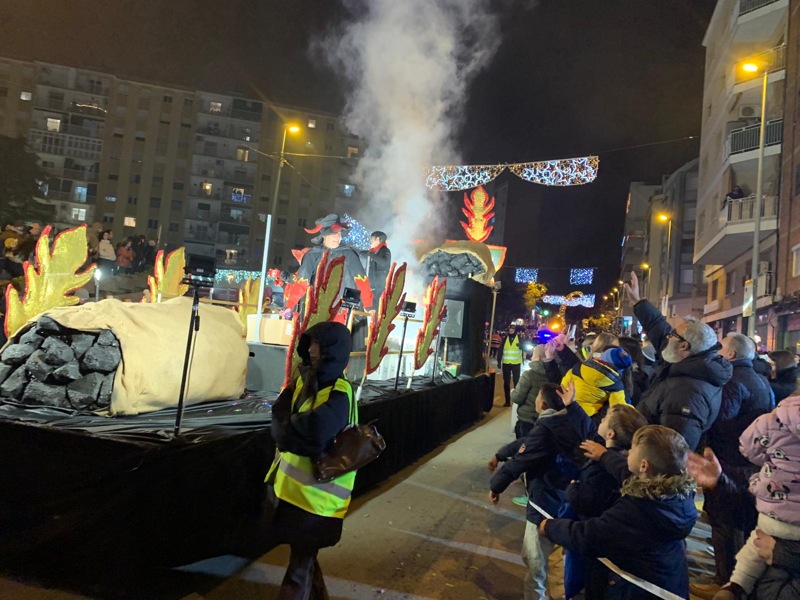 La carrossa dels carboners, conduïda per les fures i colla de diables, tancava la comitiva reial. FOTO: judit Josa