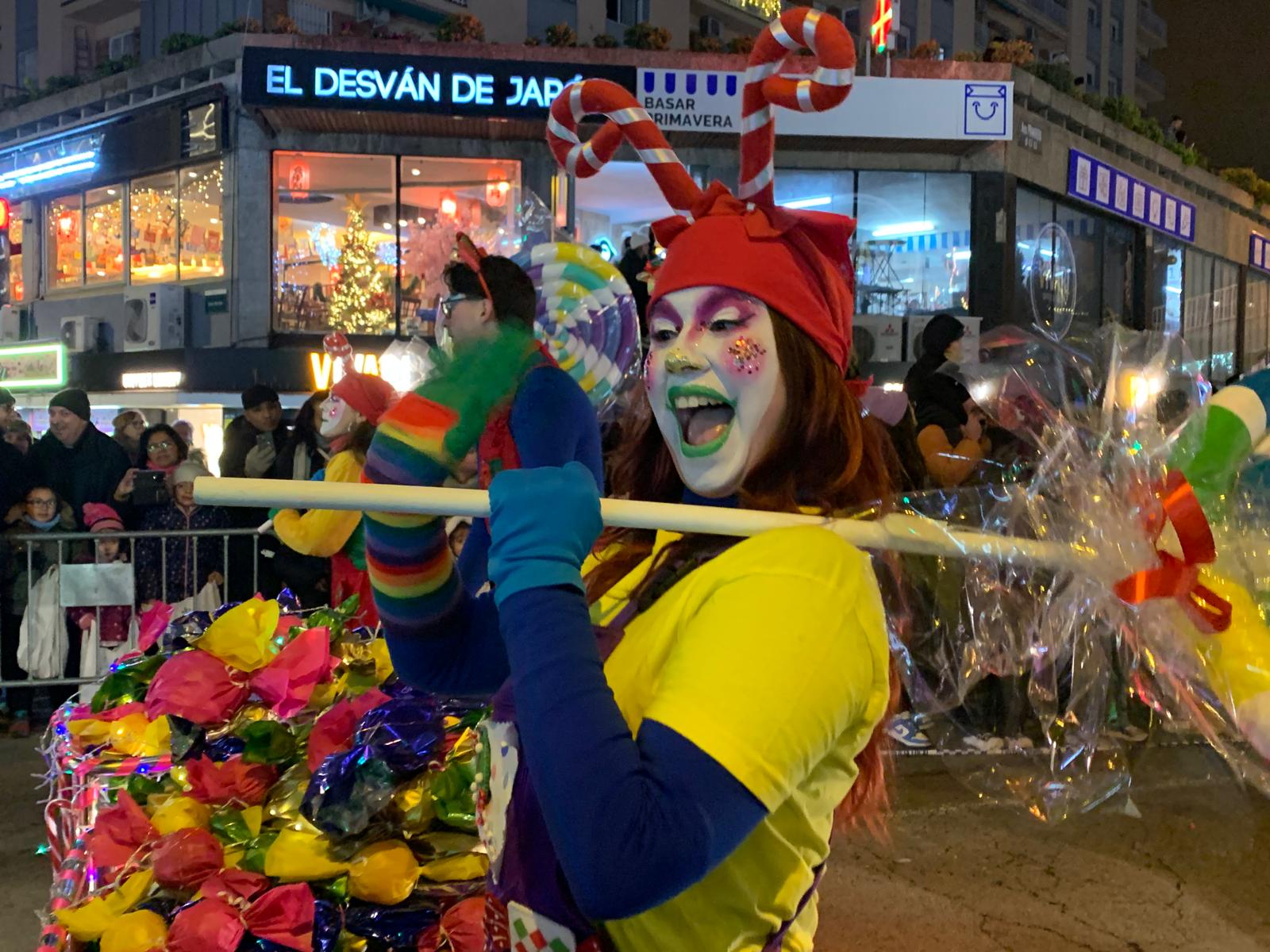 Personatges de llum, de l'imaginari infantil i del teatre en la comitiva reial. FOTO: Judit Josa