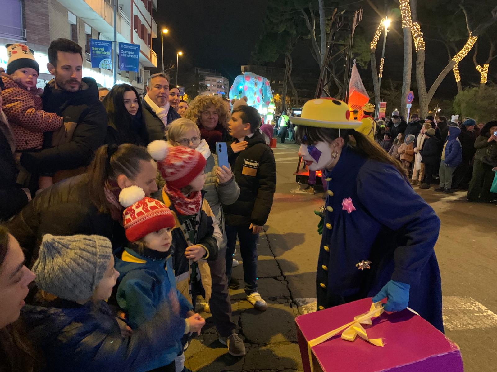 Personatges de llum, de l'imaginari infantil i del teatre en la comitiva reial. FOTO: Judit Josa