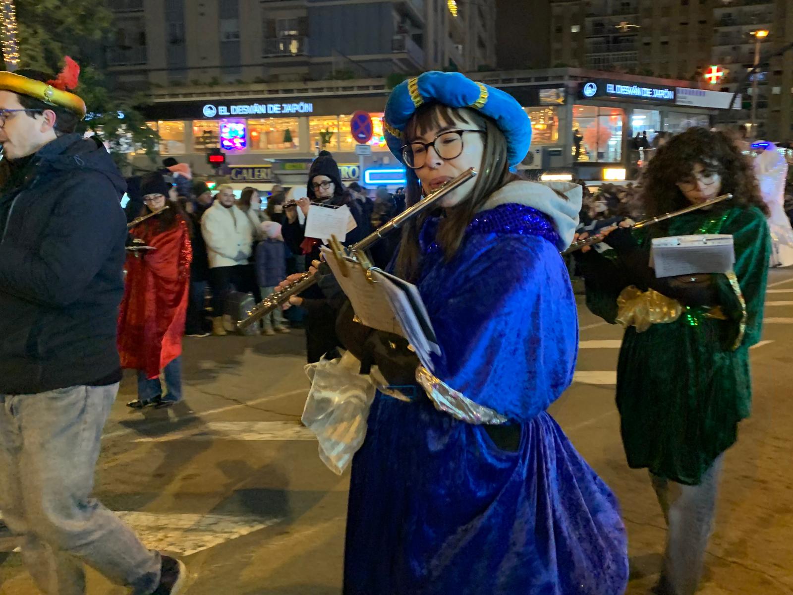 La banda de l'Agrupació Musical de Cerdanyola va obrir la comitiva reial. FOTO: Judit Josa