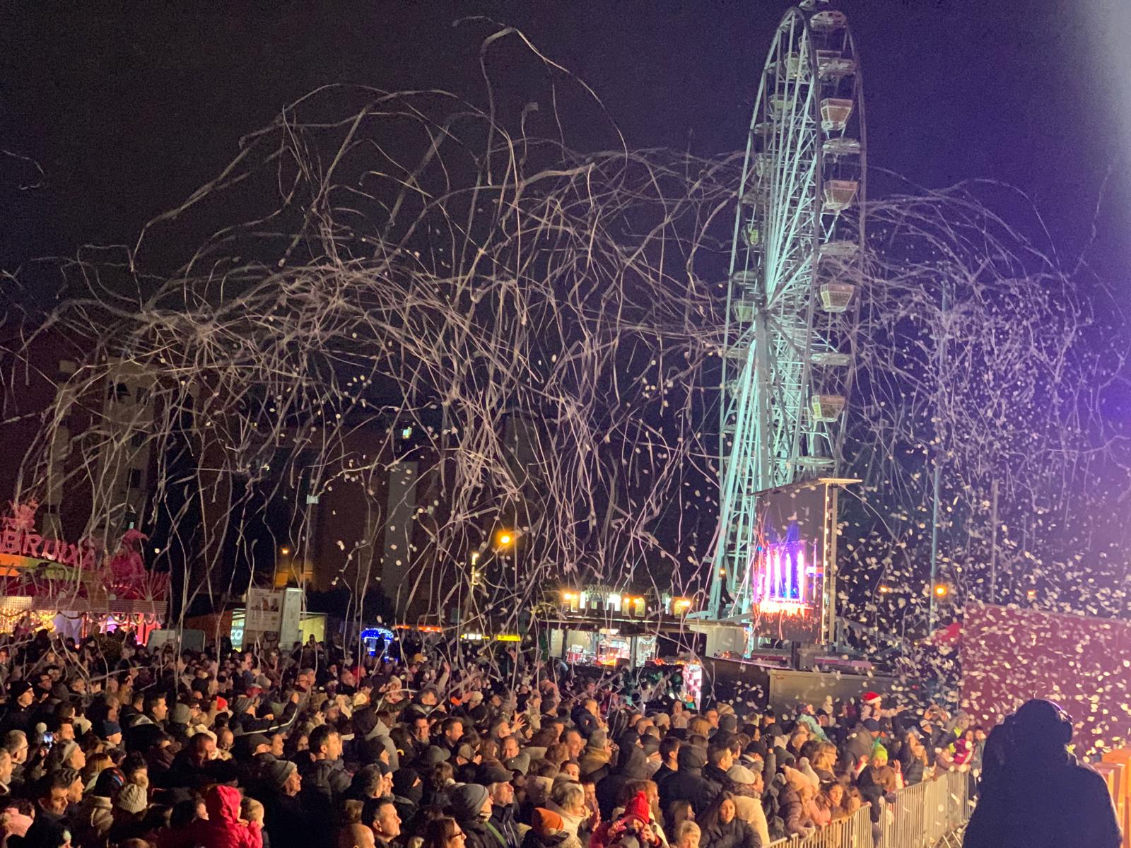 Confeti, llums de colors, art i tecnològica, en la recepció reial al Parc del Turonet. FOTO: Judit Josa.