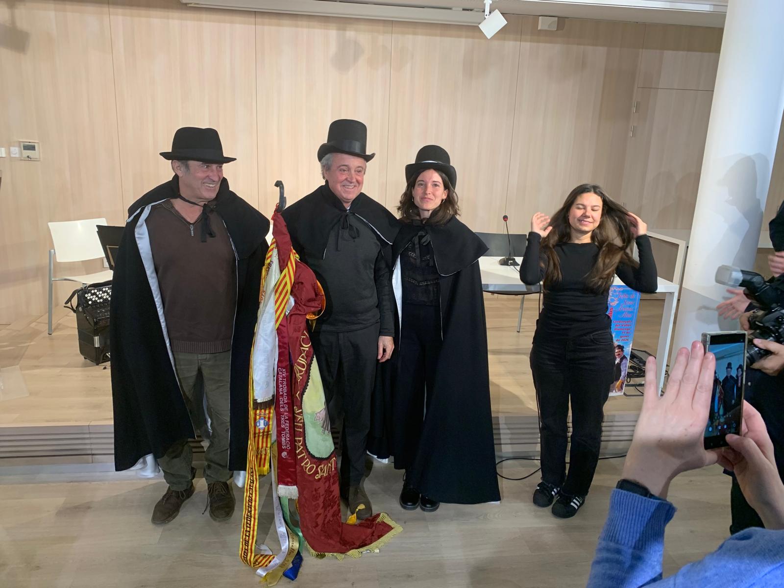 El banderer i cordonistes de 2026, Josep i Toni Morral Berenguer i Queralt Morral Bisbal, en el pas de banderes.. FOTO: Judit Josa