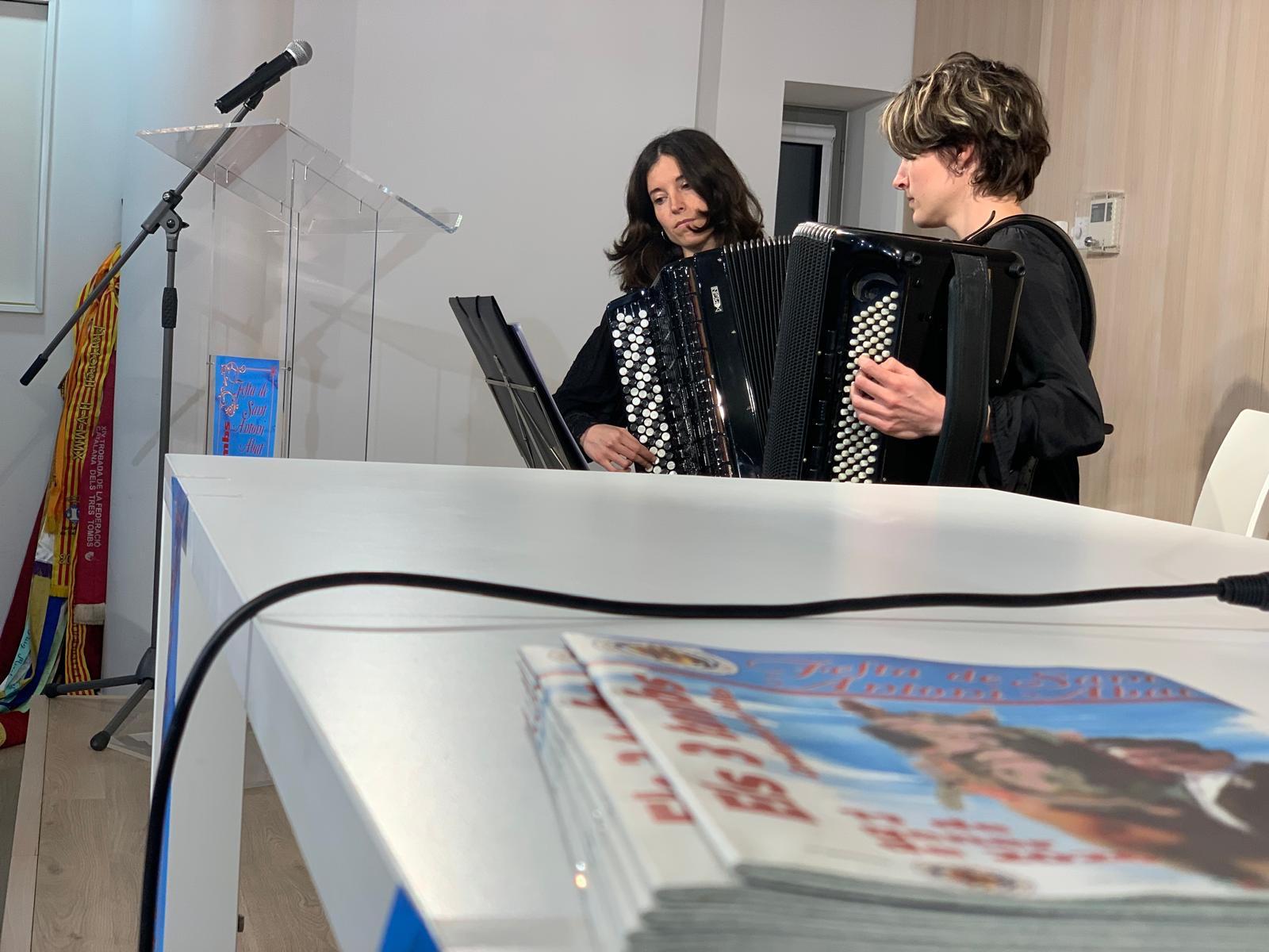 Actuació de les acordionistes Olga i Queralt Morral en la presentació dels Tres Tombs. FOTO: Judit Josa