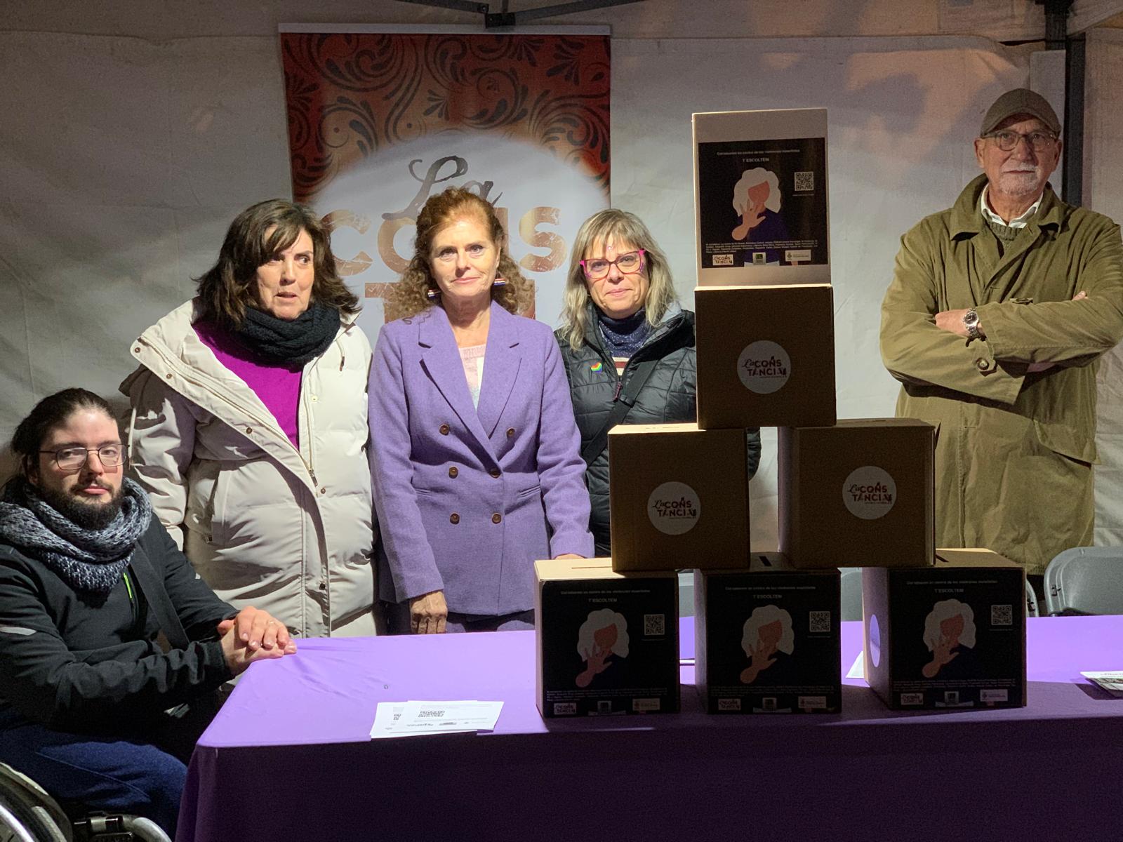 Membres de la Constància, Factoria Cultural el 25 N, en l'espai d'escolta activa de testimonis de violències de gènere. FOTO: Judit Josa