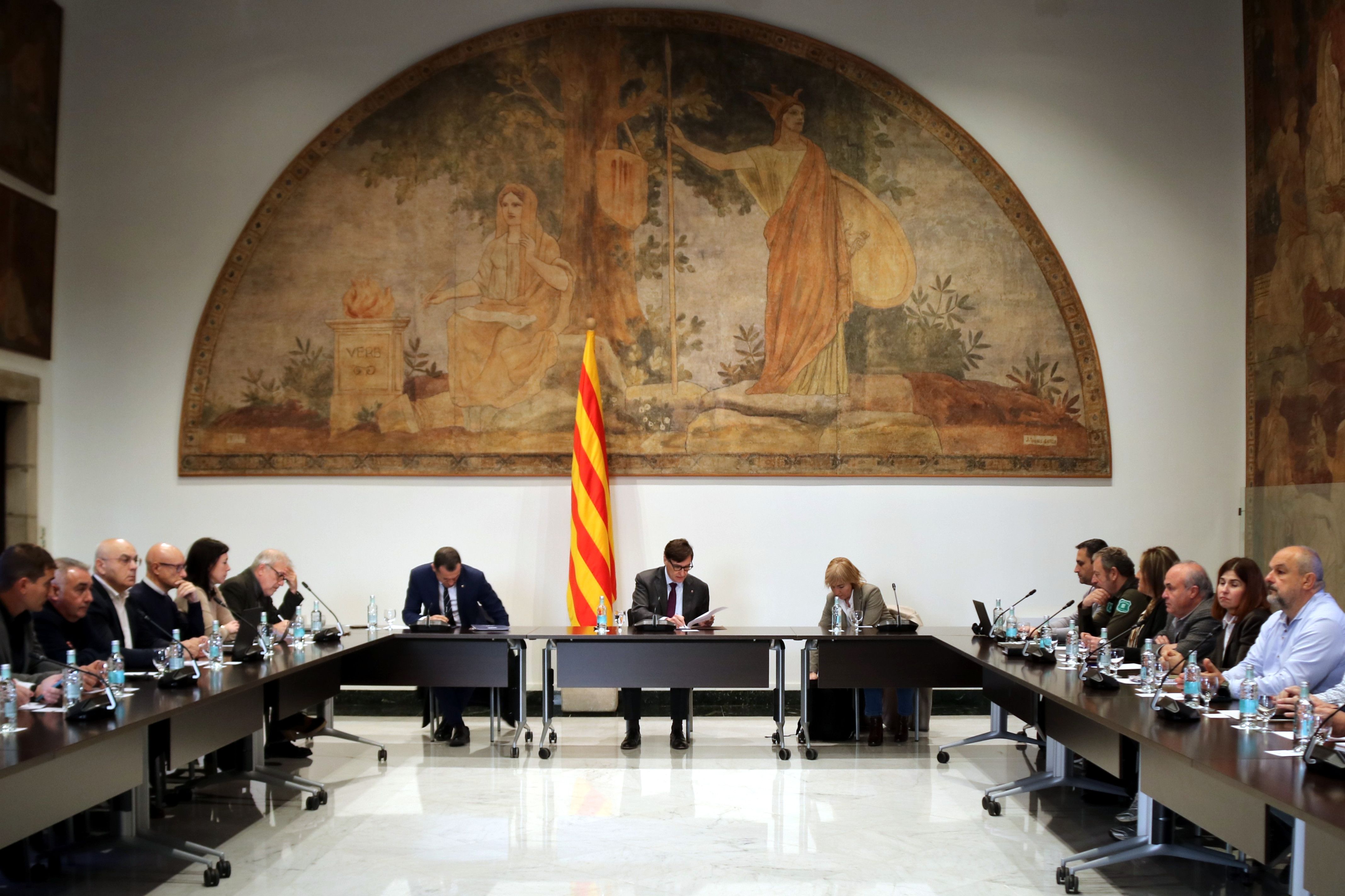 El president de la Generalitat, Salvador Illa, encapçala la primera reunió de la Taula del Senglar, acompanyat del conseller Òscar Ordeig i la secretària general Cristina Massot. FOTO: Andrea Salazar