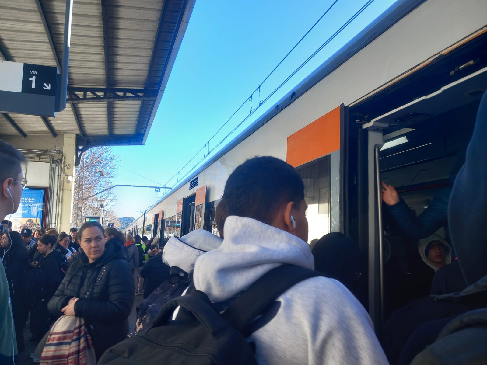 Aglomeracions a l'estació de Cerdanyola durant aquest divendres 9 de gener, en una nova jornada negra de Rodalies. Foto: Lola Morral.