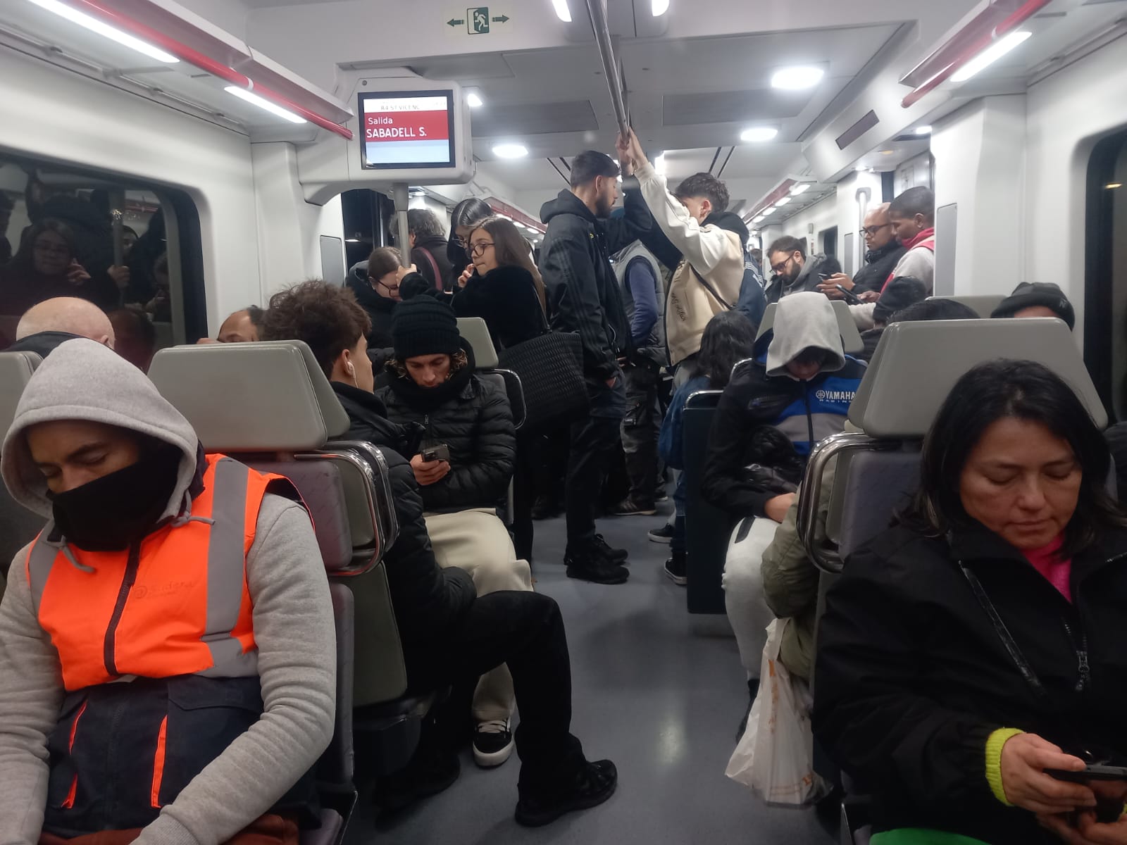 Interior d'un tren de la R4, direcció Barcelona, just abans d'arribar a Cerdanyola, amb una demora d'1 hora i vint minuts. FOTO: Lola Morral