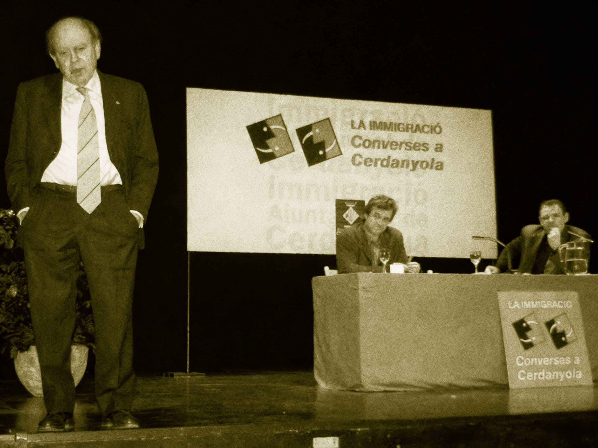 Toni Morral i Alfons Escoda escoltant Jordi Pujol durant una xerrada sobre immigració. FOTO: Cerdanyola al dia