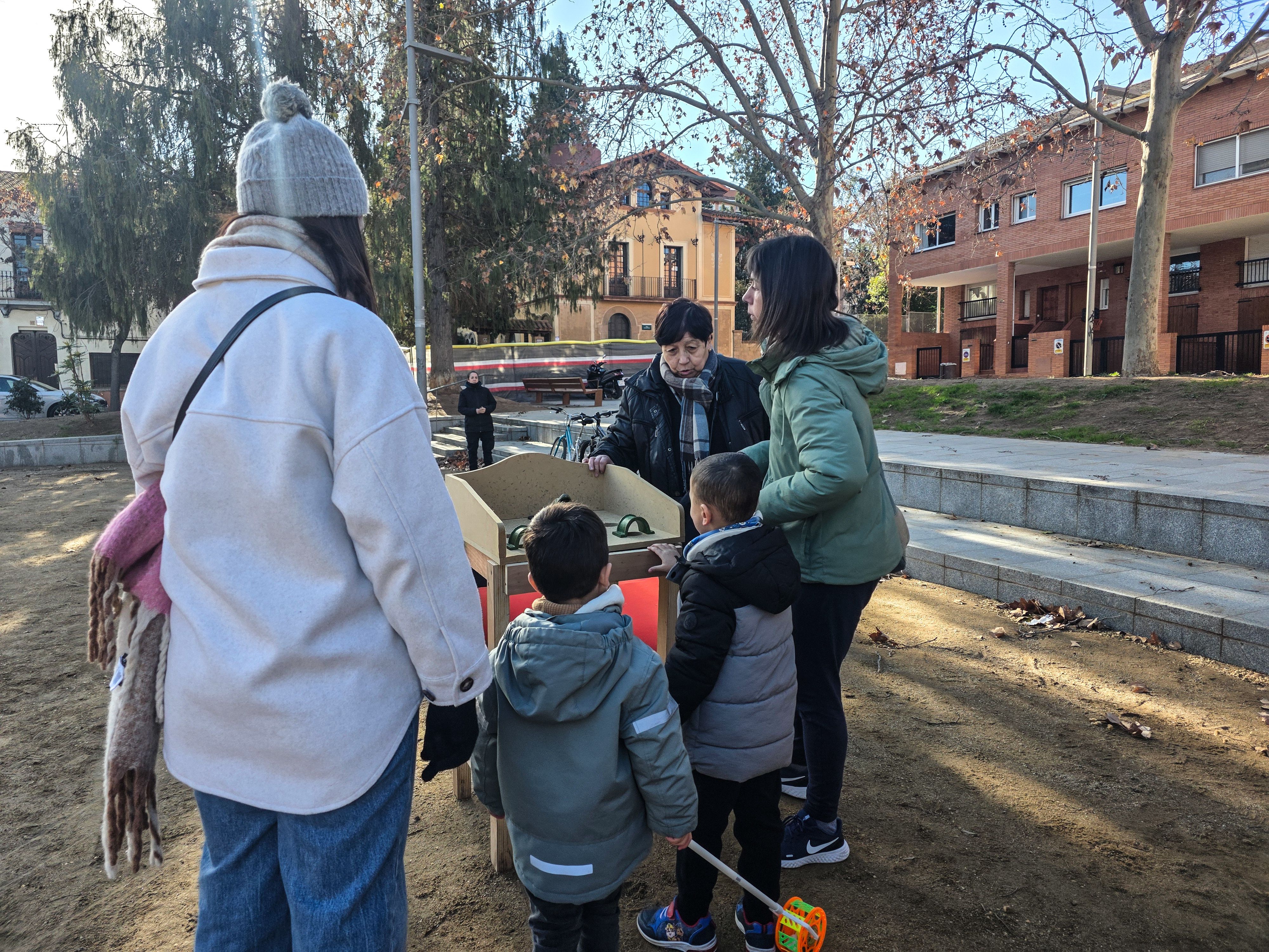 Jocs infantils a la plaça Sant Ramon. FOTO: Marc Mata