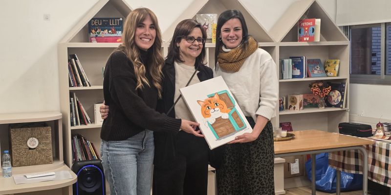 Les autores del llibre entreguen un dibuix fet en directe a l'escola Sant Martí. FOTO Marc Mata