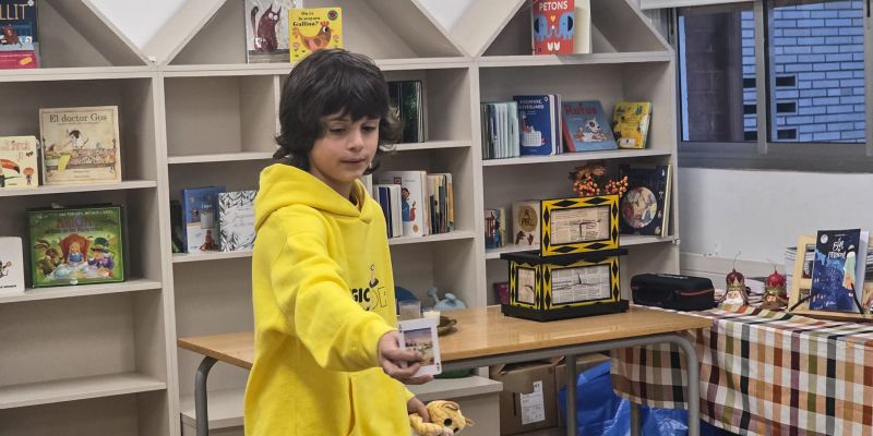 El jove mag Or fent un espectacle de màgia que deixa al públic bocabadat. FOTO Marc Mata