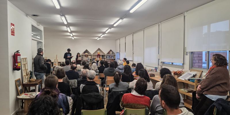 Anna Méndez i Davinia Pujol omplen la biblioteca de l'escola Sant Martí FOTO: Marc Mata
