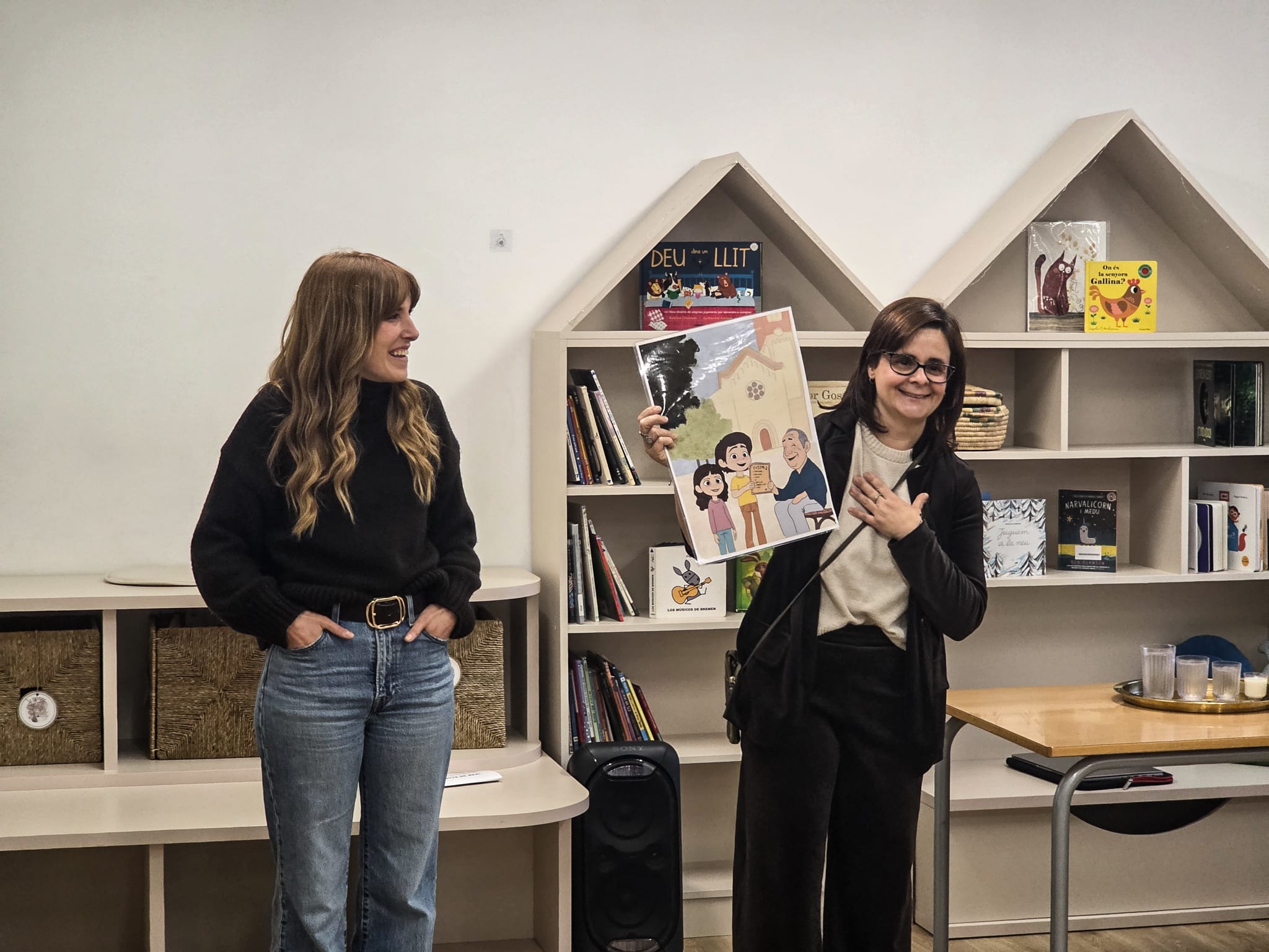 Anna Méndez i Davinia Pujol presenten El Gat de l'Orient a la biblioteca de l'escola Sant Martí FOTO: Marc Mata