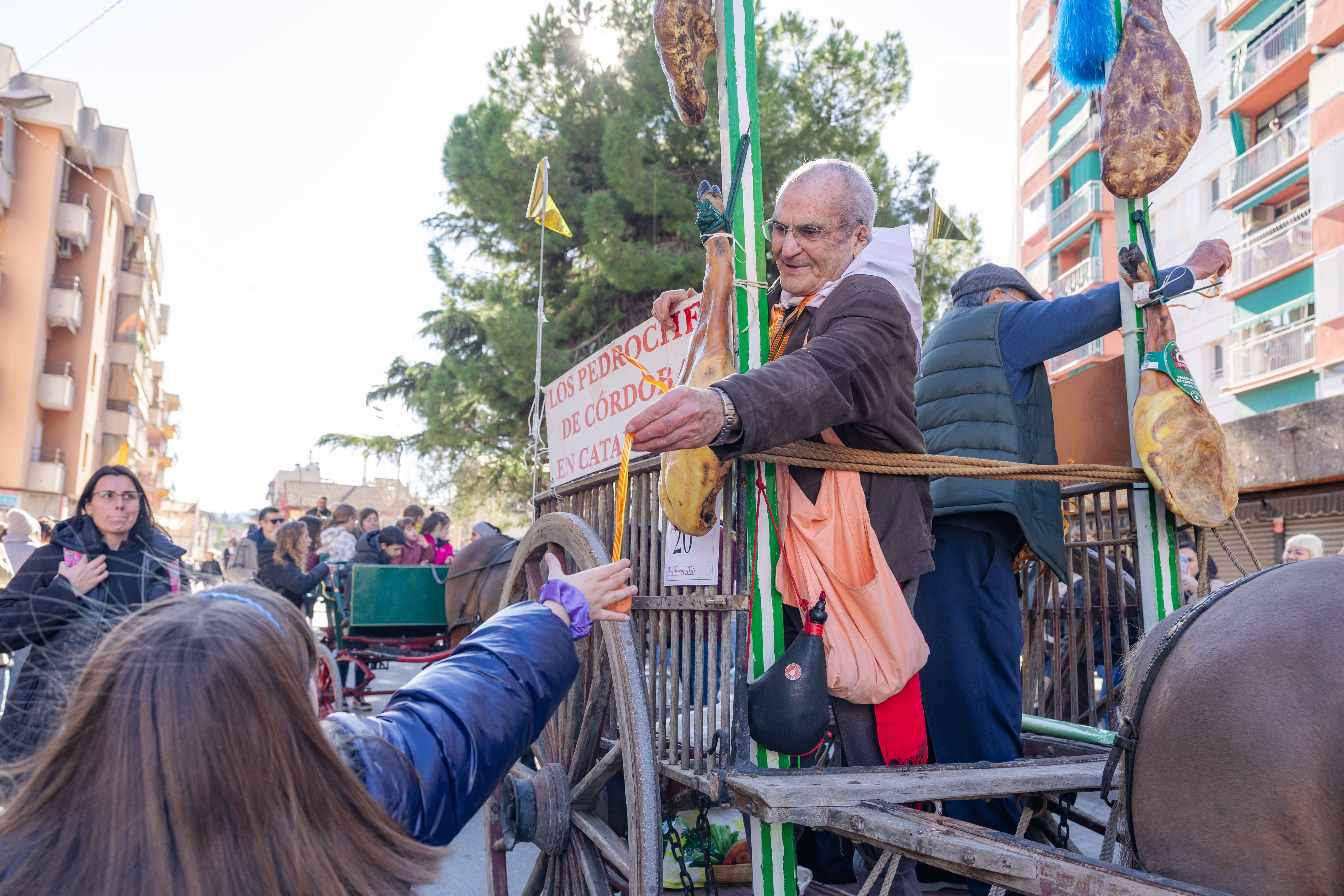 La passada dels Tres Tombs d'enguany ha portat pernil. Foto: Arnau Padilla