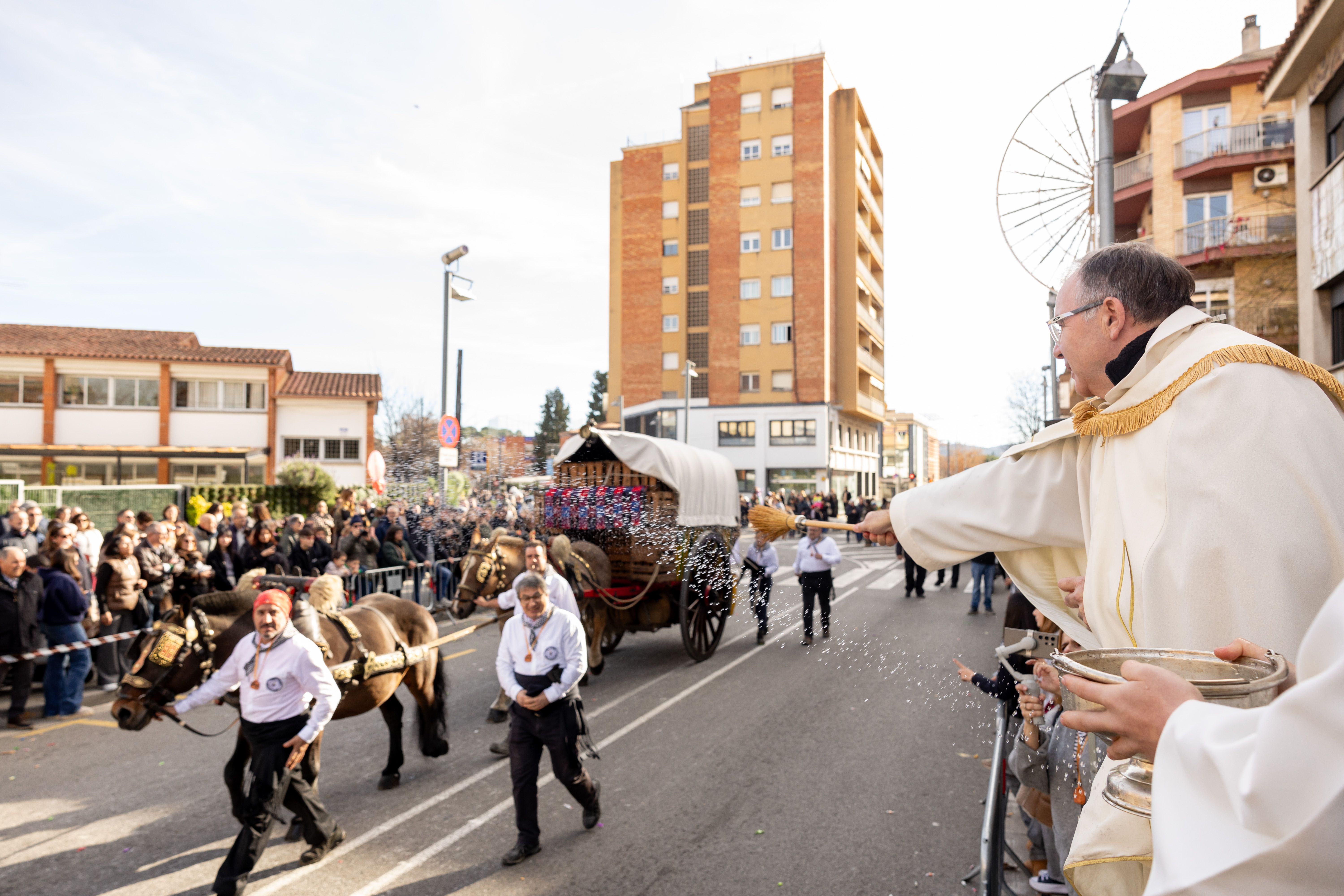 Benedicció d'un dels carros de càrrega a la passada dels Tres Tombs de Cerdanyola. Foto: Arnau Padilla