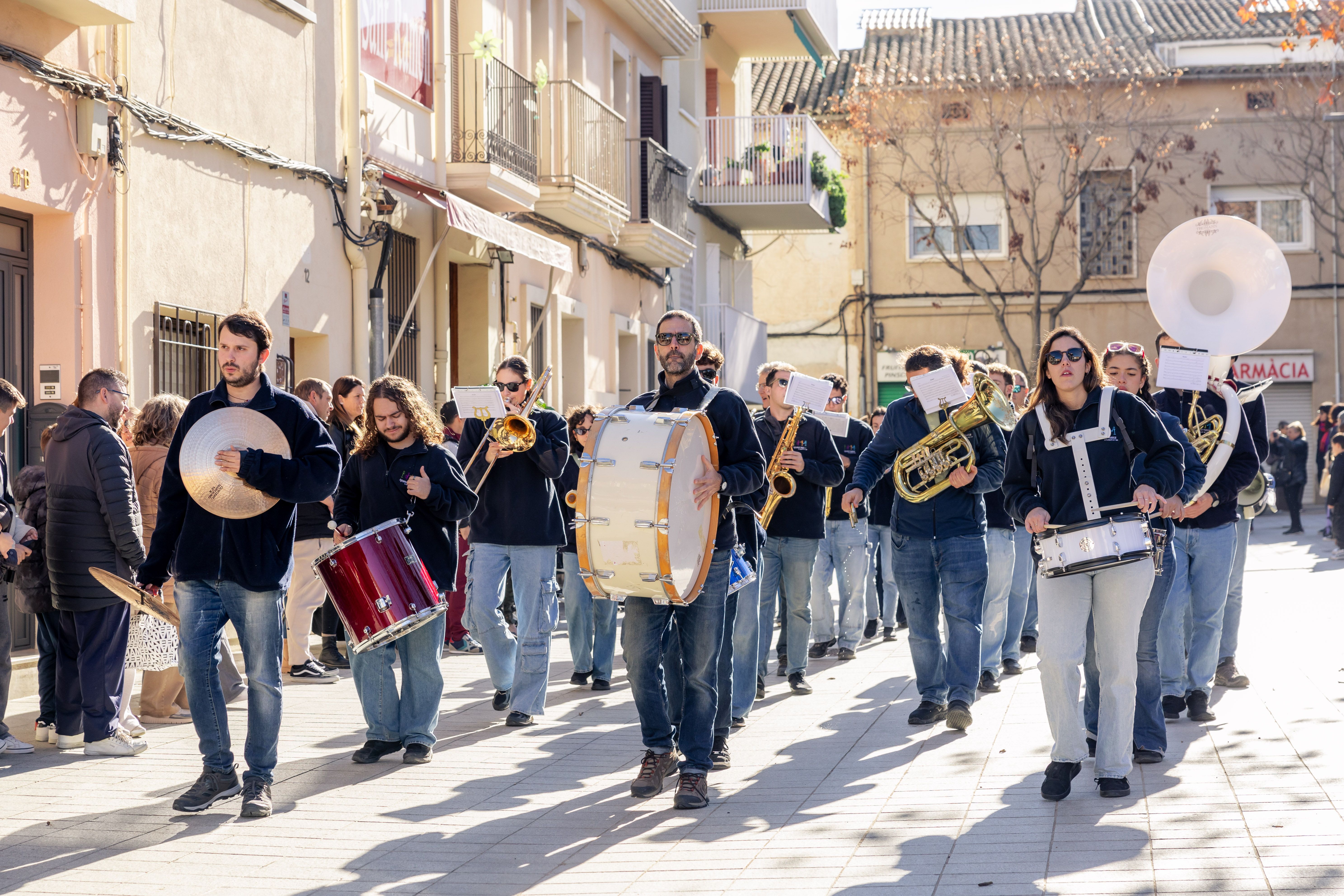 Banda musical a la passada dels Tres Tombs. Foto: Arnau Padilla 
