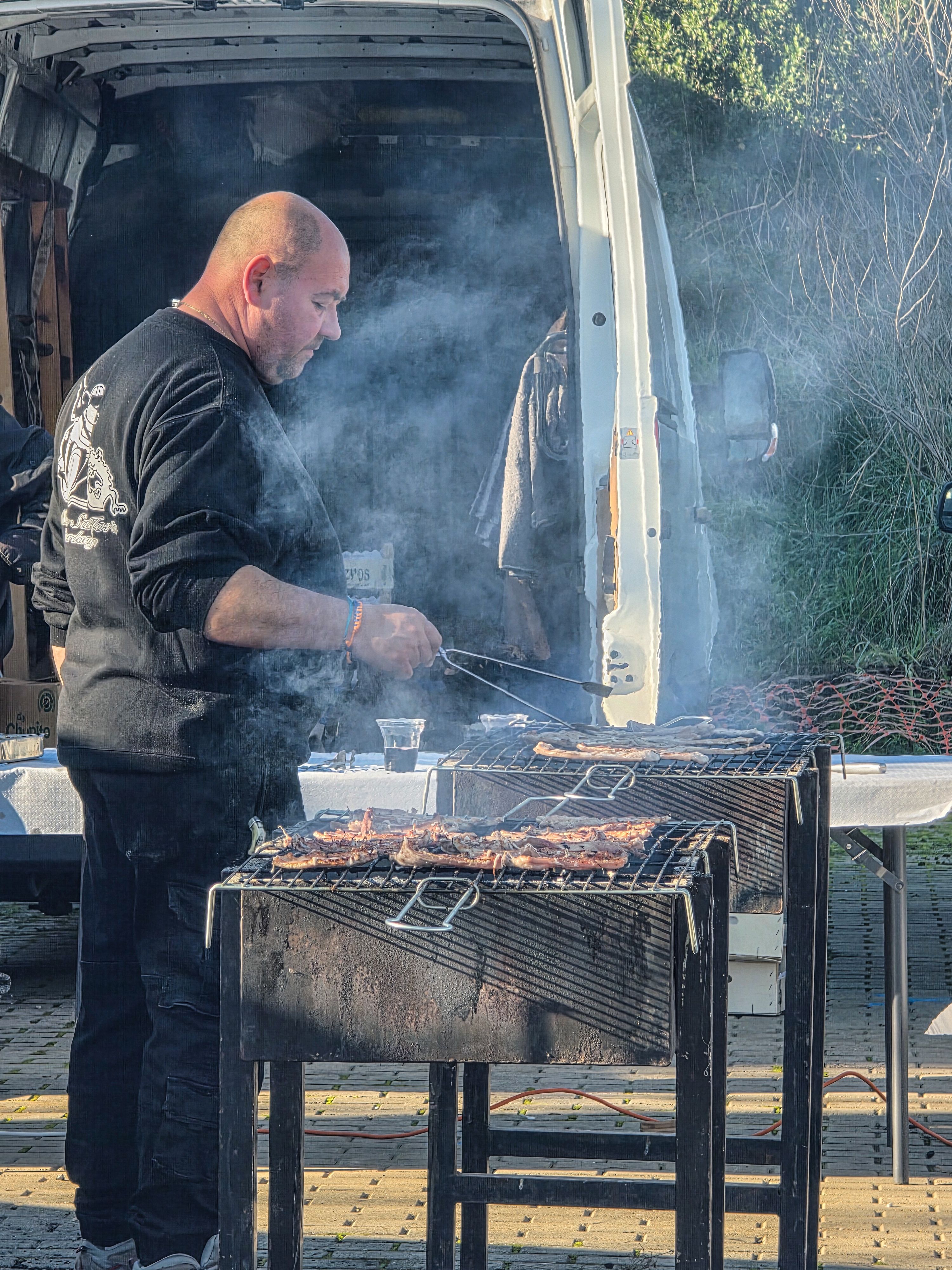 Una bona barbacoa de bon matí. Foto: Marc Mata