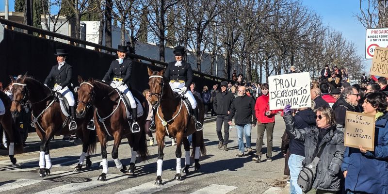 Les protestes contra aquesta festivitat han començat a l'inici. Foto: Marc Mata