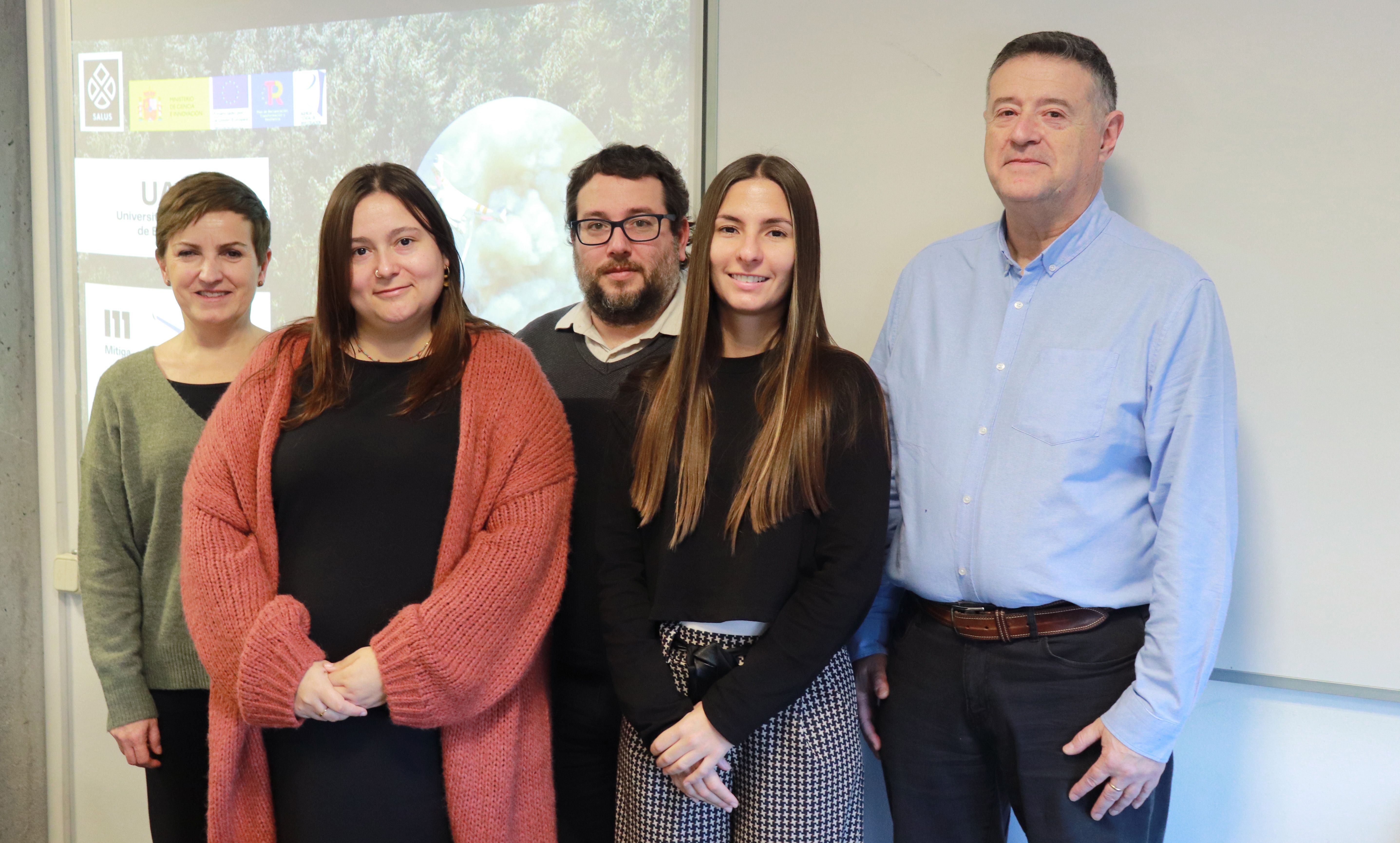 L'equip de recerca del Departament d'Arquitectura de Computadors i Sistemes Operatius de la UAB que ha desenvolupat el simulador.  D'esquerra a dreta: Ana Cortés, Irene González, Carles Carrillo, Paula Sánchez i Tomàs Margalef. FOTO: UAB