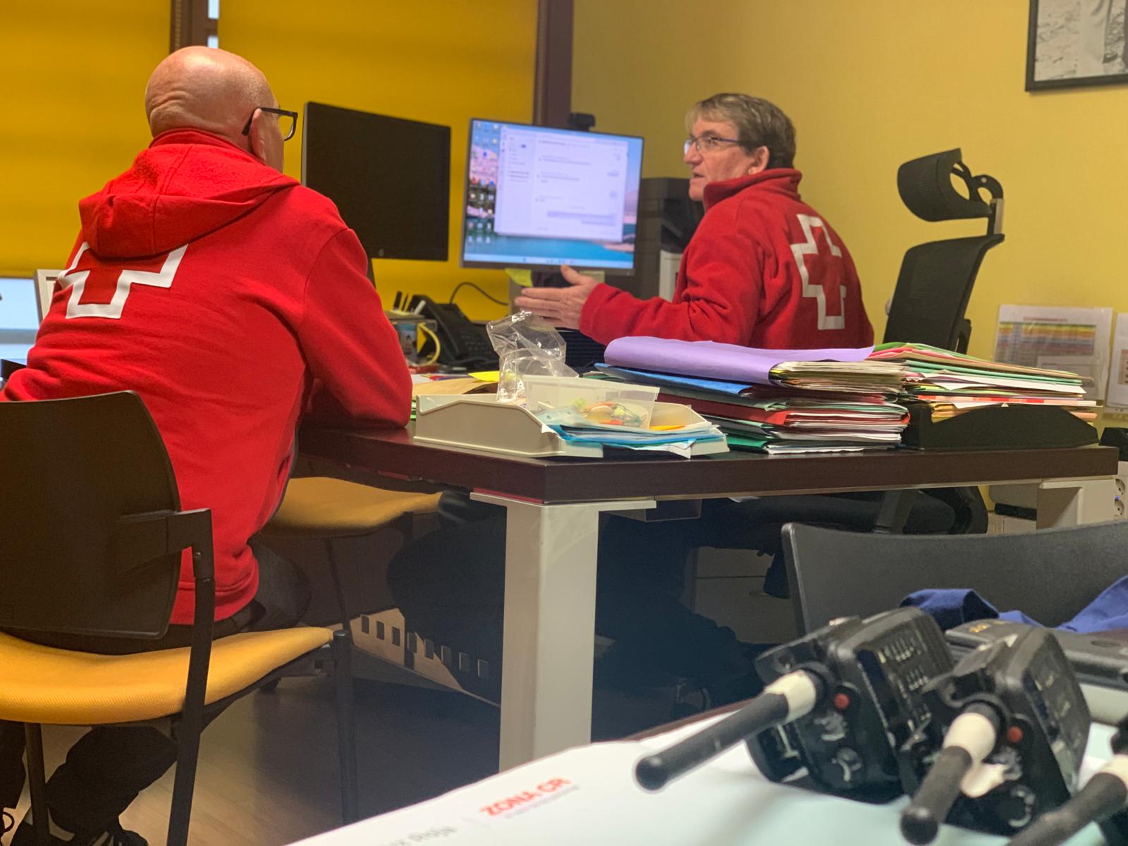 Espai de treball de la Creu Roja on s'organitzen les Unitats d'Emergència Social. FOTO: Judit Josa