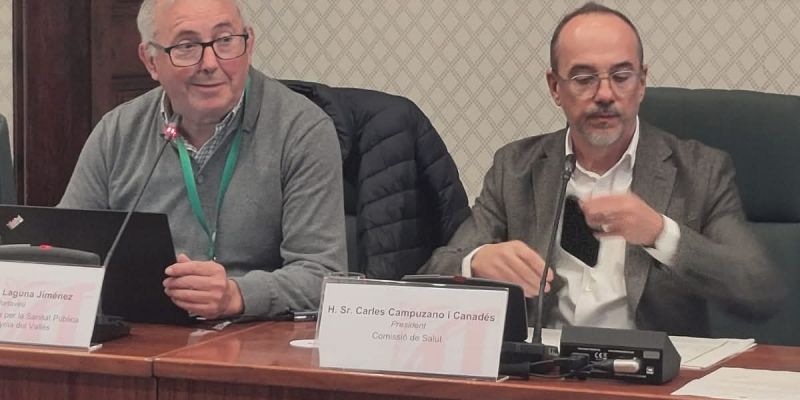 Ignacio Laguna, portaveu de la plataforma, presentant la seva demanda als grups parlamentaris. Foto: Plataforma en defensa sanitat pública