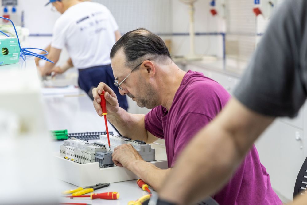 Formació per obtenir el certificat professional en electricitat a la Masia de Serraparera. FOTO: Ajuntament