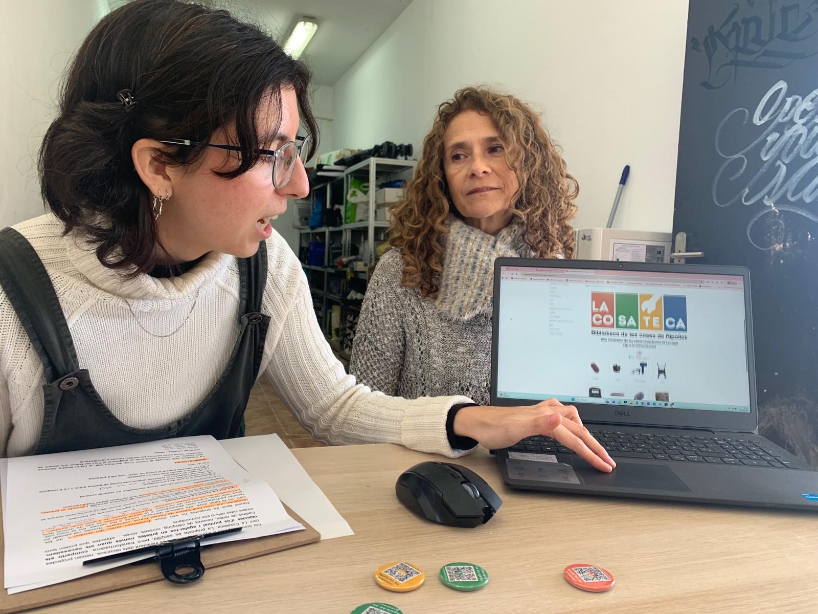 La web de la Cosateca és un catàleg d'objectes, l'app permet reservar-los per utilitzar-los el temps necessari i retornar-los després. FOTO: Judit Josa