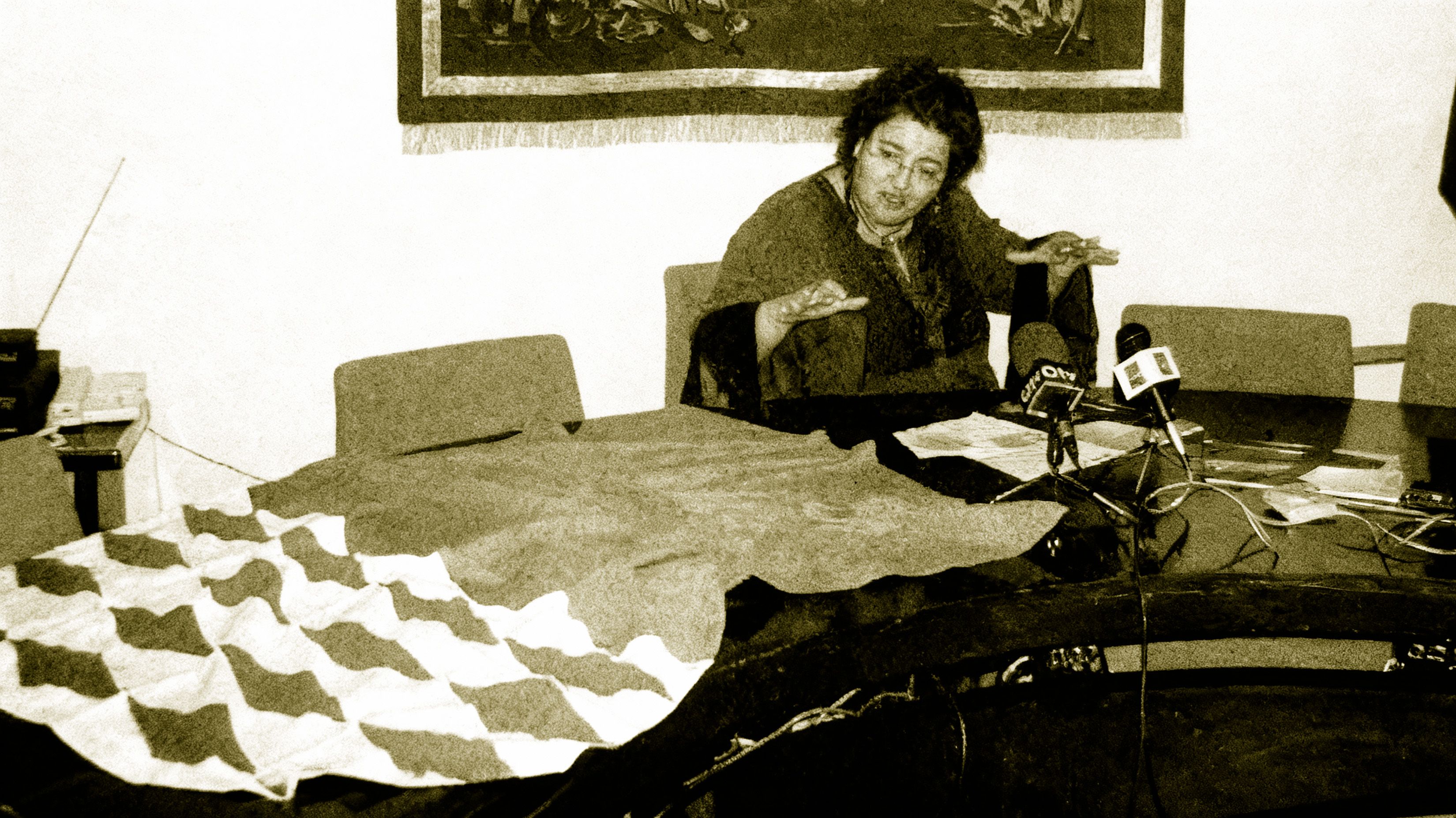 La llavors regidora de Participació i Protocol, Eva Torralba, amb la bandera recent legalitzada. FOTO: Cerdanyola al dia