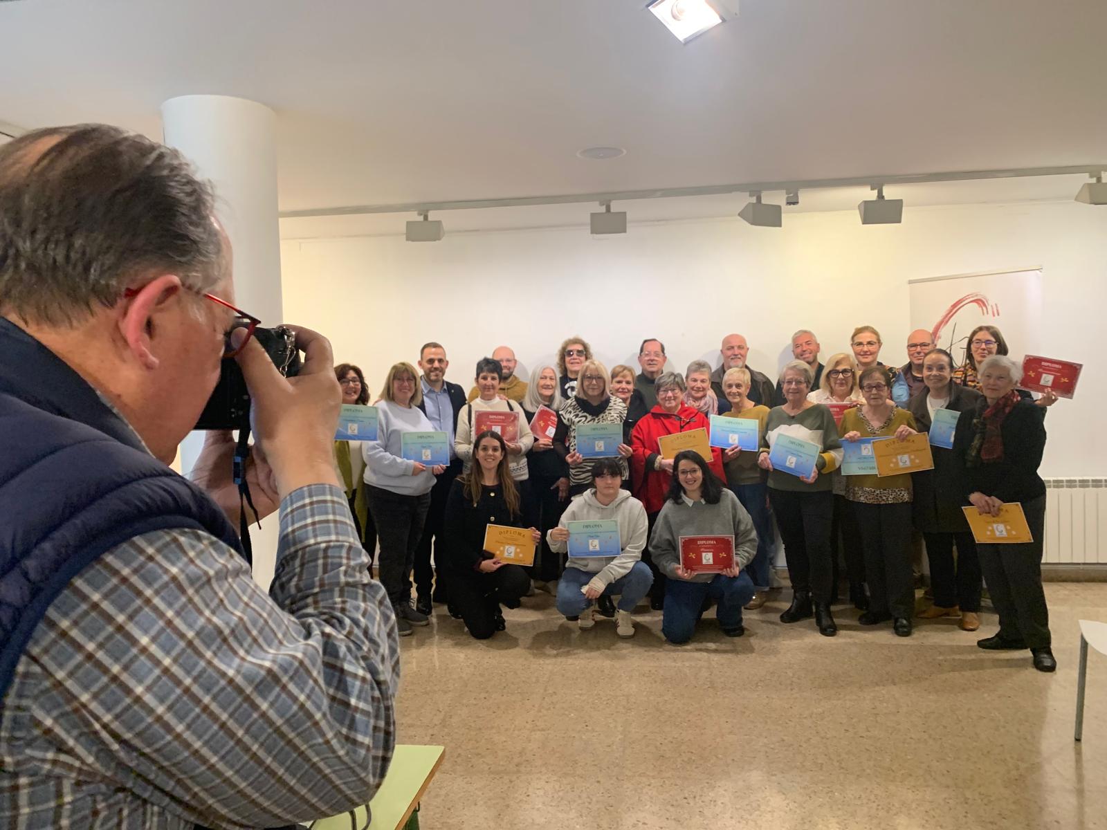Fotografia dels premiats en els concursos de pessebres amb l'Associació Pessebrista de Cerdanyola i l'alcalde Carlos Cordón, fotografiats per càmeres d'AFOCER. FOTO: Judit Josa